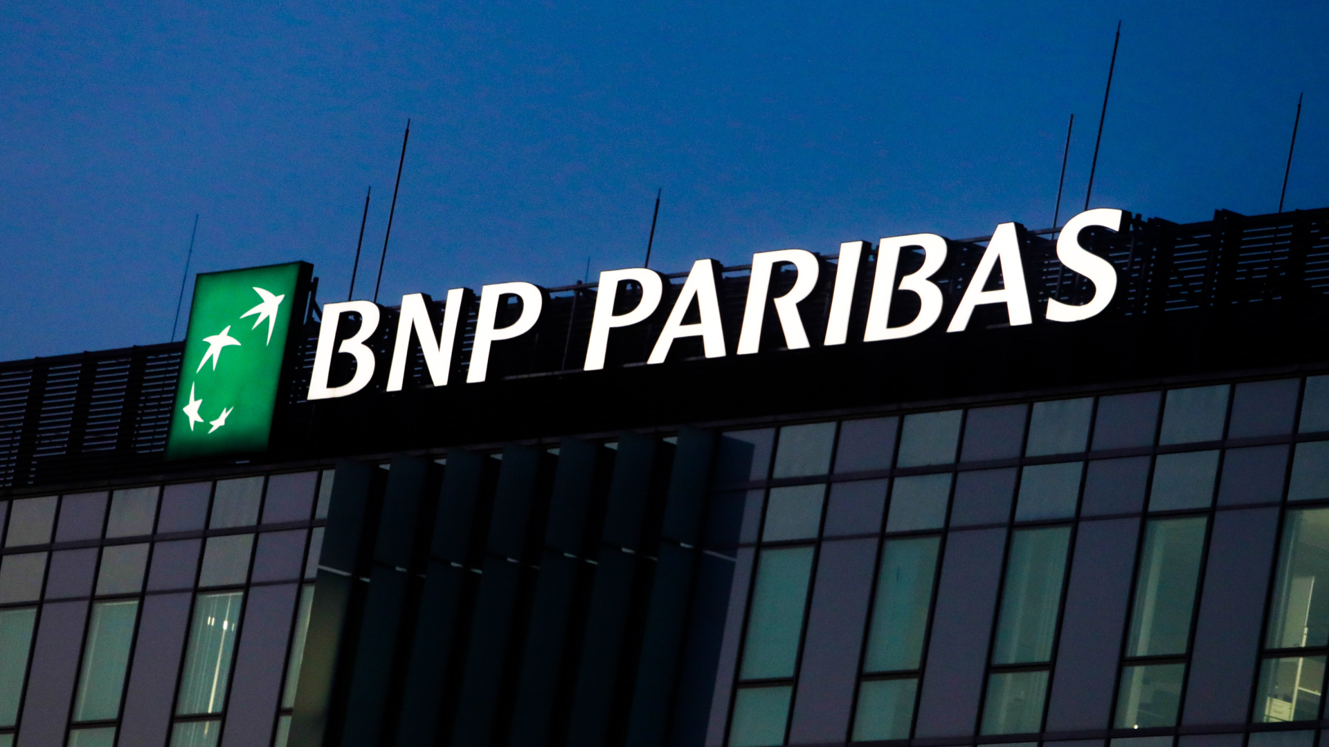 Schriftzug der BNP Paribas | Foto: picture alliance / NurPhoto | Jakub Porzycki