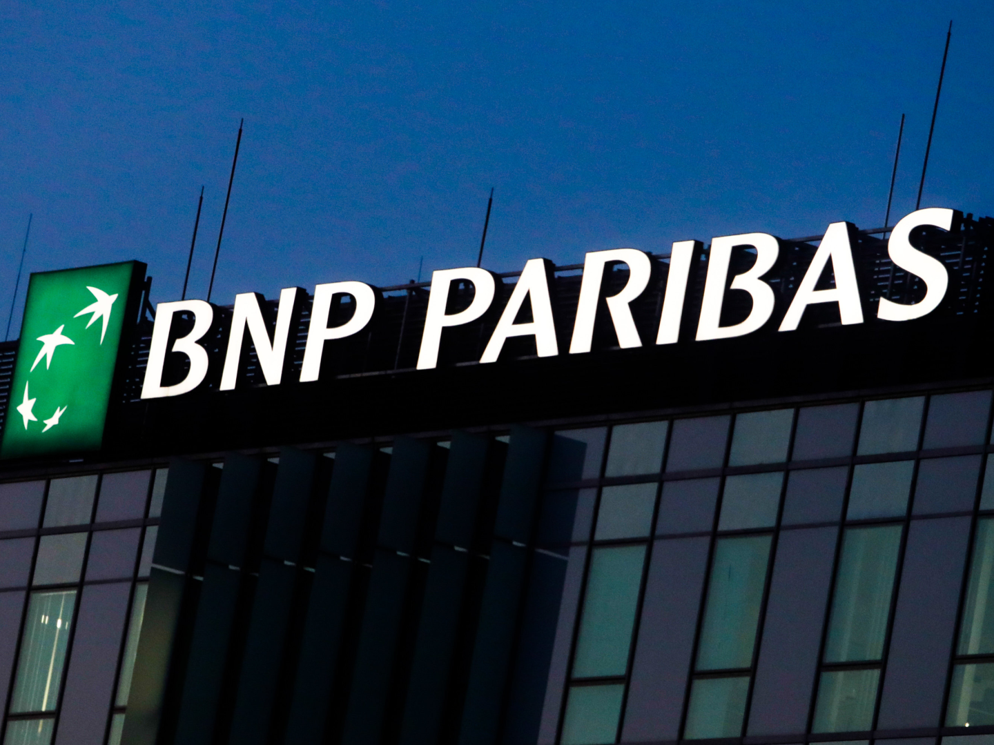 Schriftzug der BNP Paribas | Foto: picture alliance / NurPhoto | Jakub Porzycki