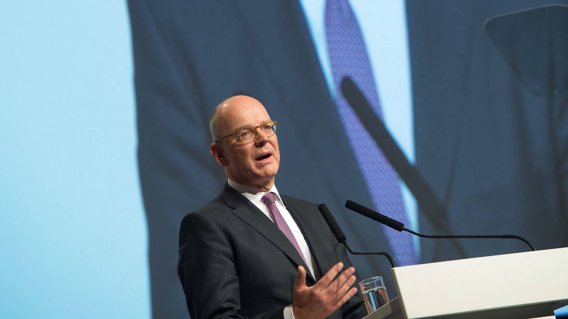 Martin Blessing ses her tale for Commerzbanks aktionærer i 2016, kort inden han forlod banken til fordel for et job i UBS. | Foto: Arne Dedert/AP/Ritzau Scanpix