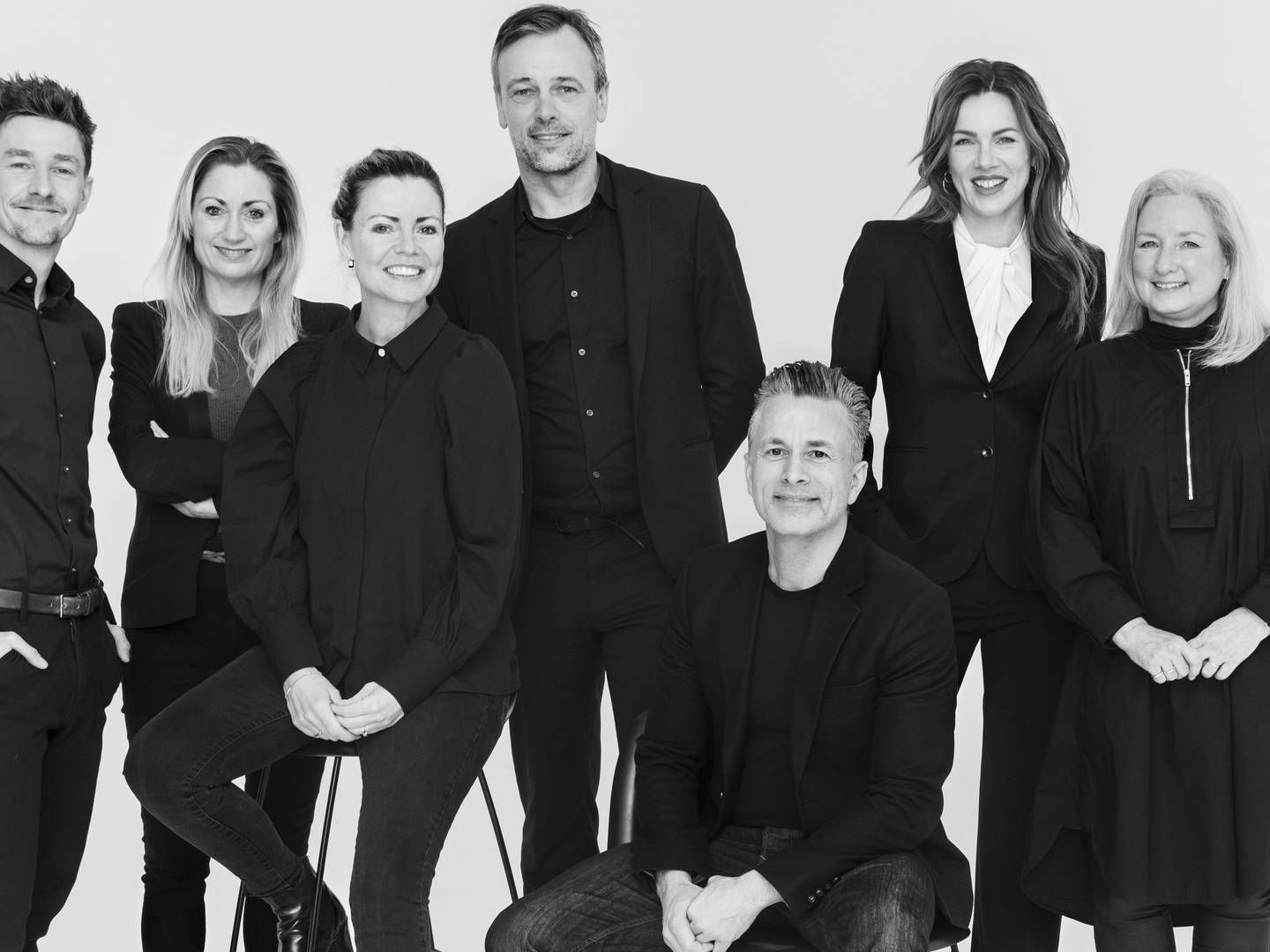 Blus ledelse samt nyudnævnt kreativ chef Henrik Aggerholm (yderst til venstre) og ny faktachef fra DR Anders Thomsen (siddende til højre). | Foto: Isak Hoffmeyer/PR Blu