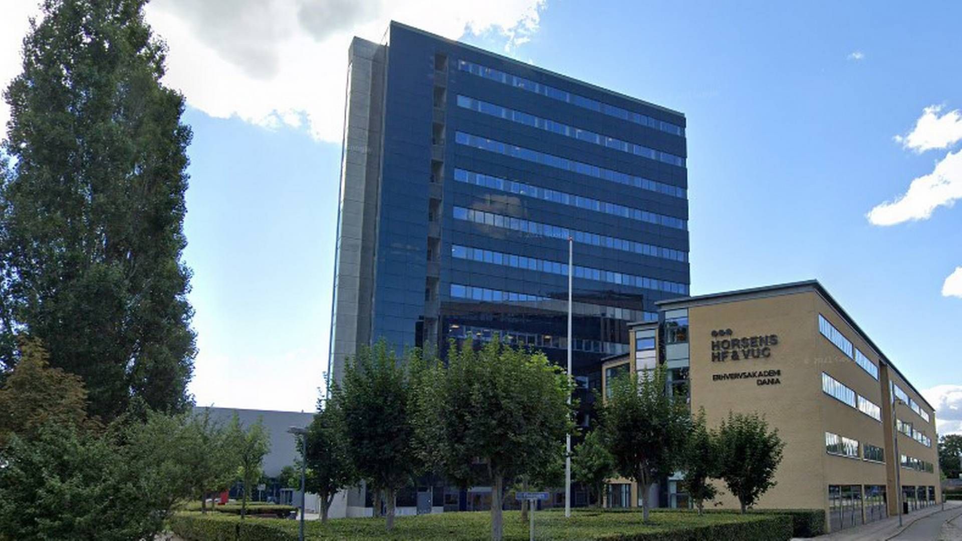 Den 12 etager store kontorejendom, som tre østjyske investorer har overtaget, er opført i 2001 og ifølge mægler "forud for sin tid". | Foto: Google