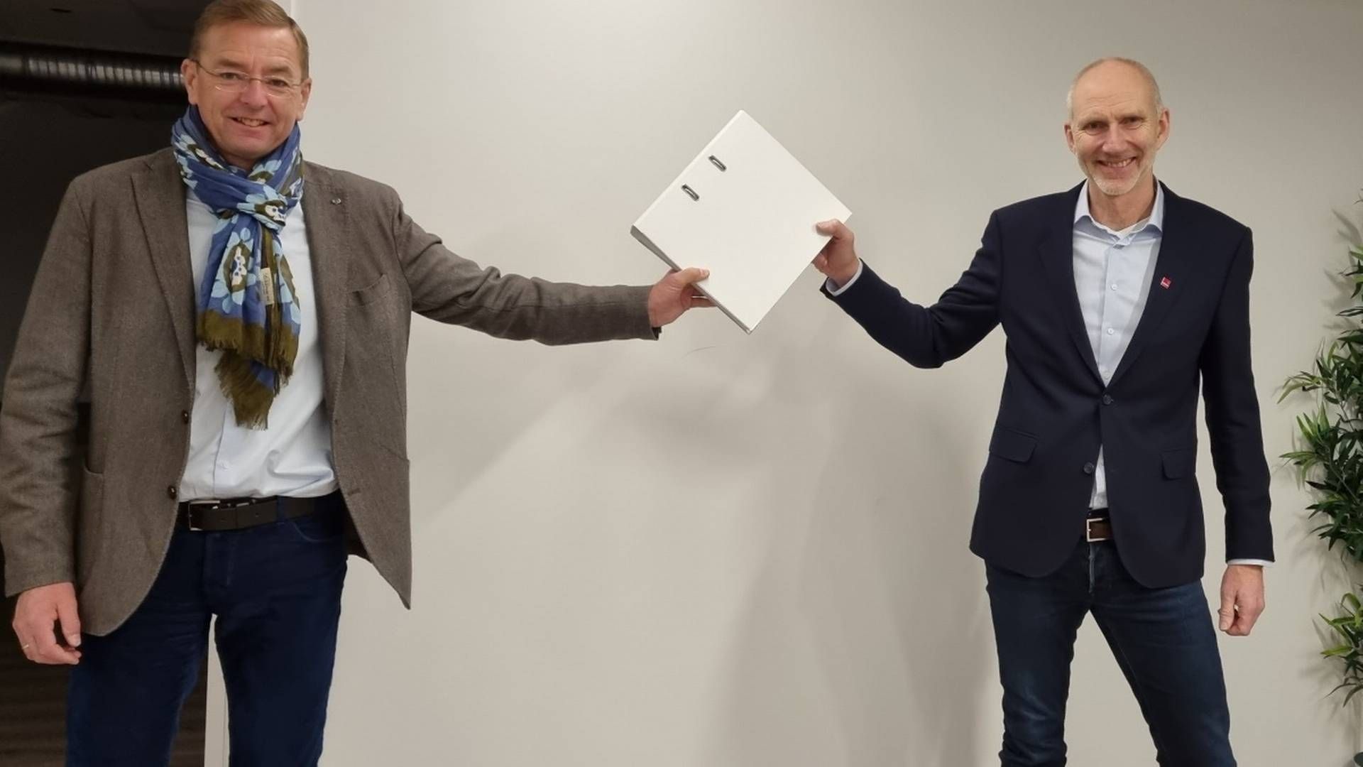 SIGNERT KONTRAKT: Arne Baumann, konserndirektør boligutvikling i Oslo, samt Hans Olav Sørlie, konserndirektør Veidekke Bygg, inngår ny kontrakt på Vollebekk i Oslo | Foto: Veidekke