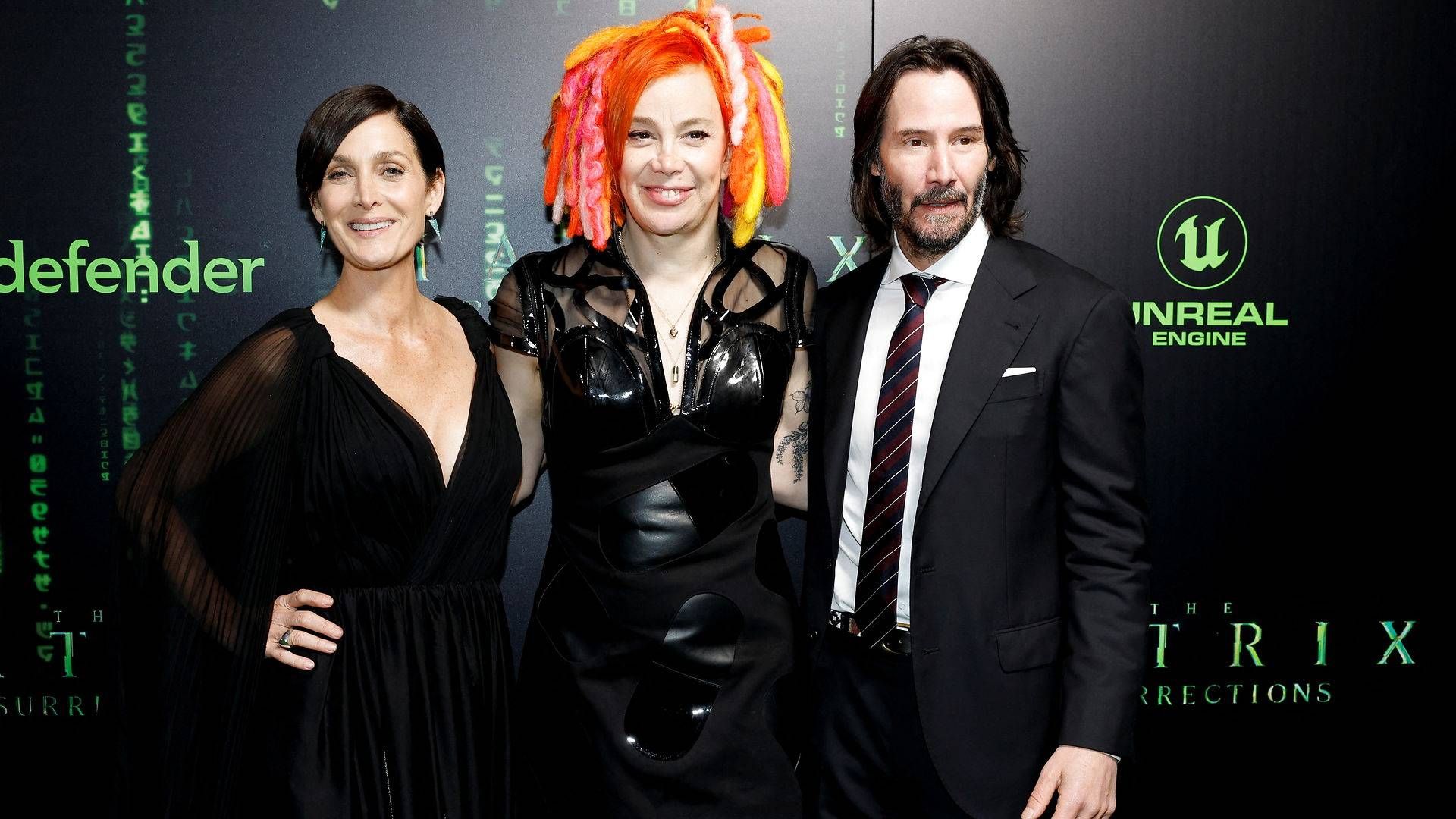 Instruktør og producere Lana Wachowski (tv) sammen med Matrix-skuespillerne Carrie-Anne Moss og Keanu Reeves ved premieren 18. december 2021. | Foto: Fred Greaves / Reuters / Ritzau Scanpix