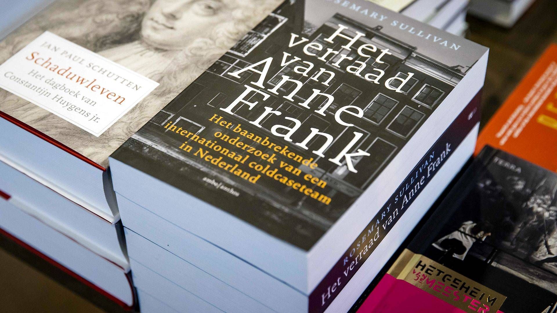 Den hollandske udgave af "Hvem forrådte Anne Frank?" til salg i en boghandel i regeringsbyen Haag. | Foto: Sem Van Der Wal/AFP/Ritzau Scanpix