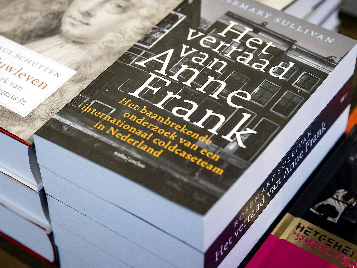Den hollandske udgave af "Hvem forrådte Anne Frank?" til salg i en boghandel i regeringsbyen Haag. | Foto: Sem Van Der Wal/AFP/Ritzau Scanpix
