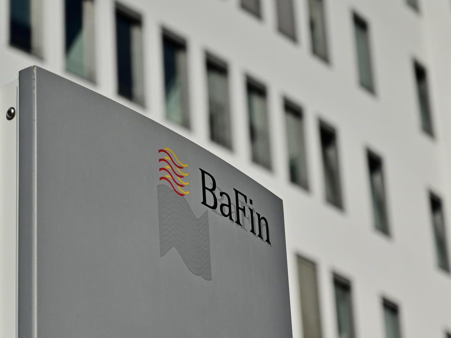 Schriftzug der BaFin | Foto: picture alliance / Daniel Kubirski