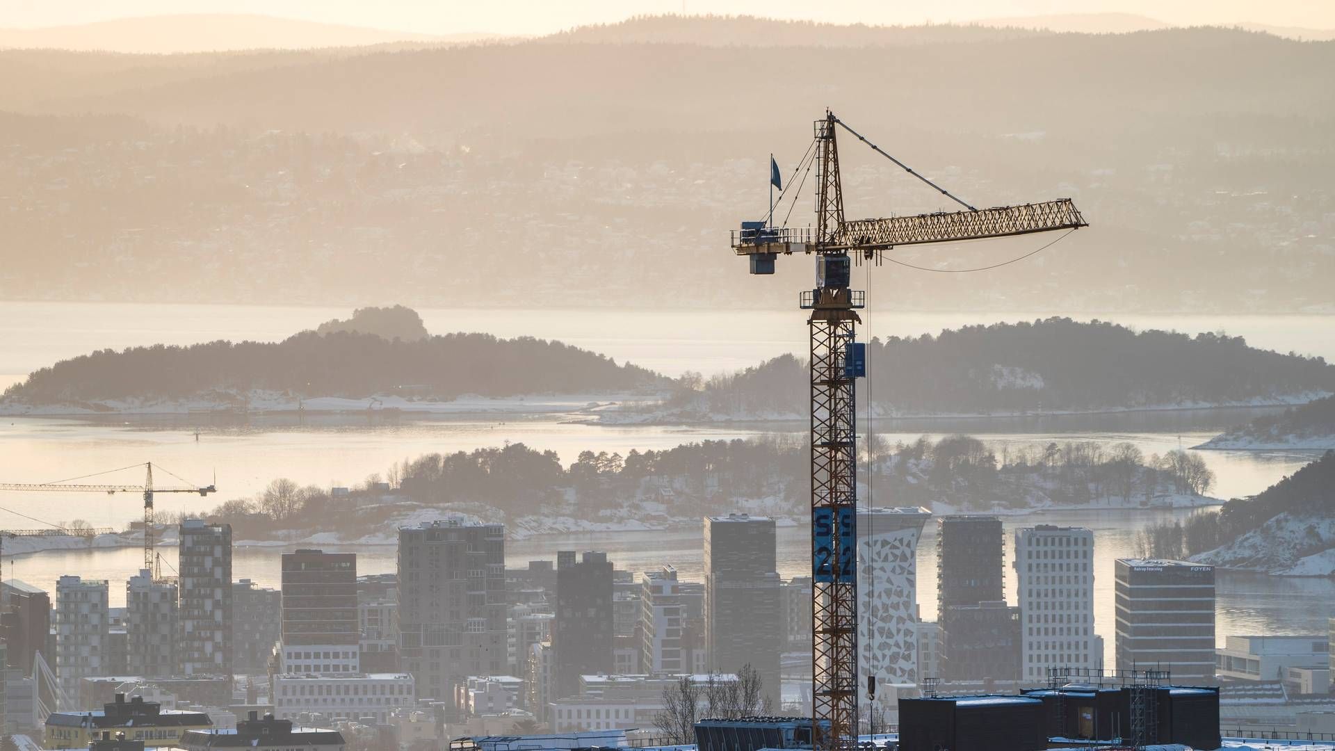 OPP: Det koster å leve, og det blir heller ikke billigere å bygge noe å bo i. Her i Oslo forsøker mange å finne seg et sted å bo, mens utbyggere forsøker å møte etterspørselen etter flere boliger. | Foto: Håkon Mosvold Larsen, NTB