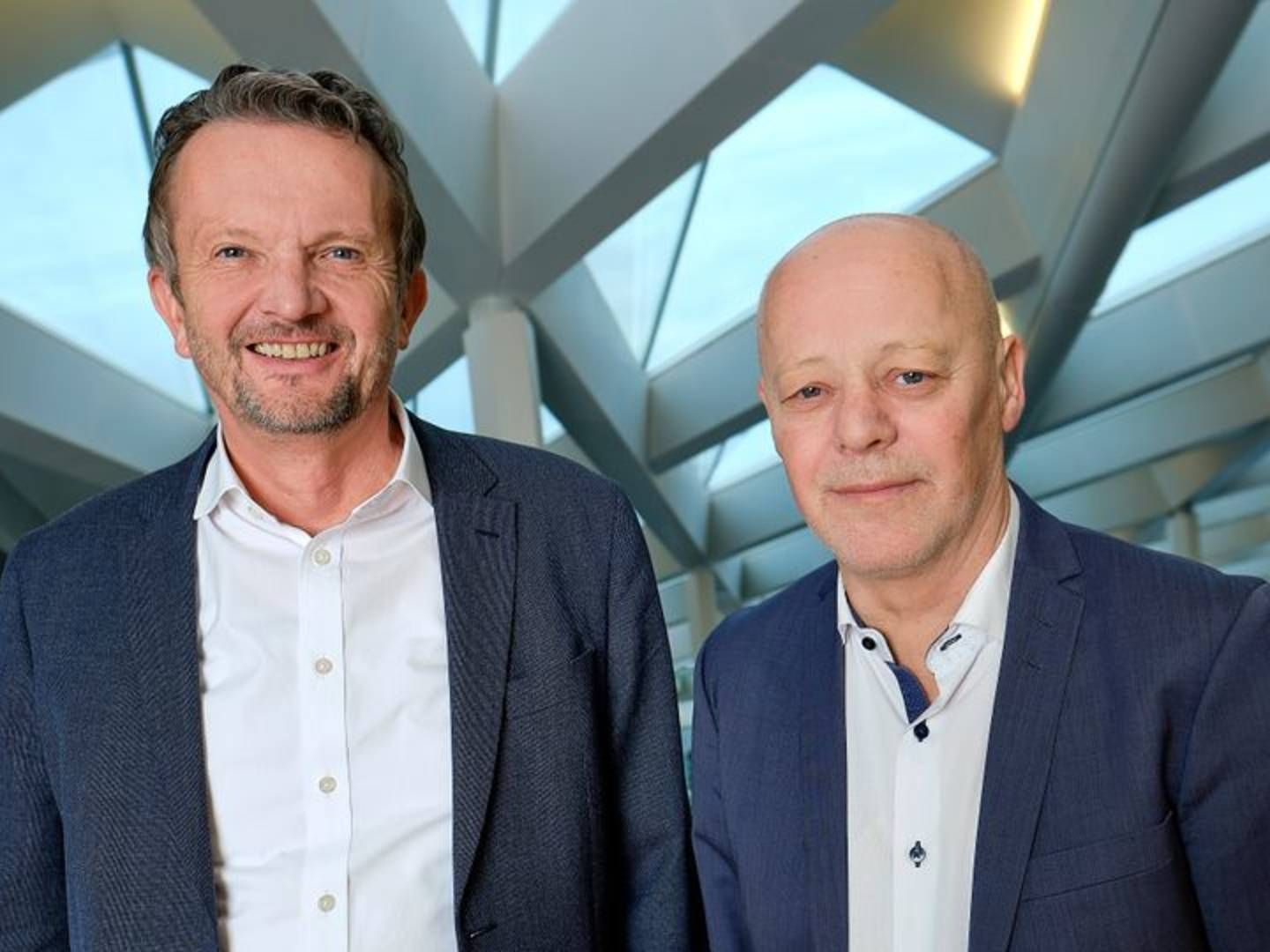 Martin Baltser (tv.) og Peter Møller (th.) kan i år fejre ti år som hhv. adm. direktør og vicedirektør i Middelfart Sparekasse. | Foto: Middelfart Sparekasse PR