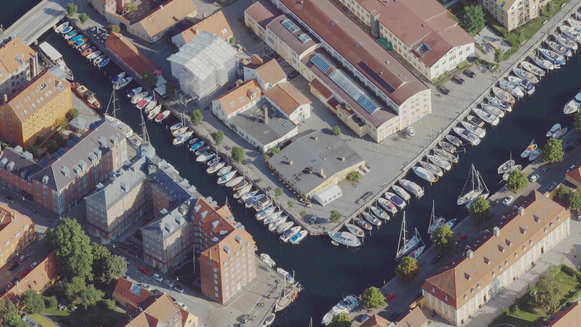 De lave gule bygninger, der muligvis står over for en snarlig nedrivning, ses i midten af billedet på hjørnet af Christianshavn Kanal. | Foto: Styrelsen for Dataforsyning og Effektivisering