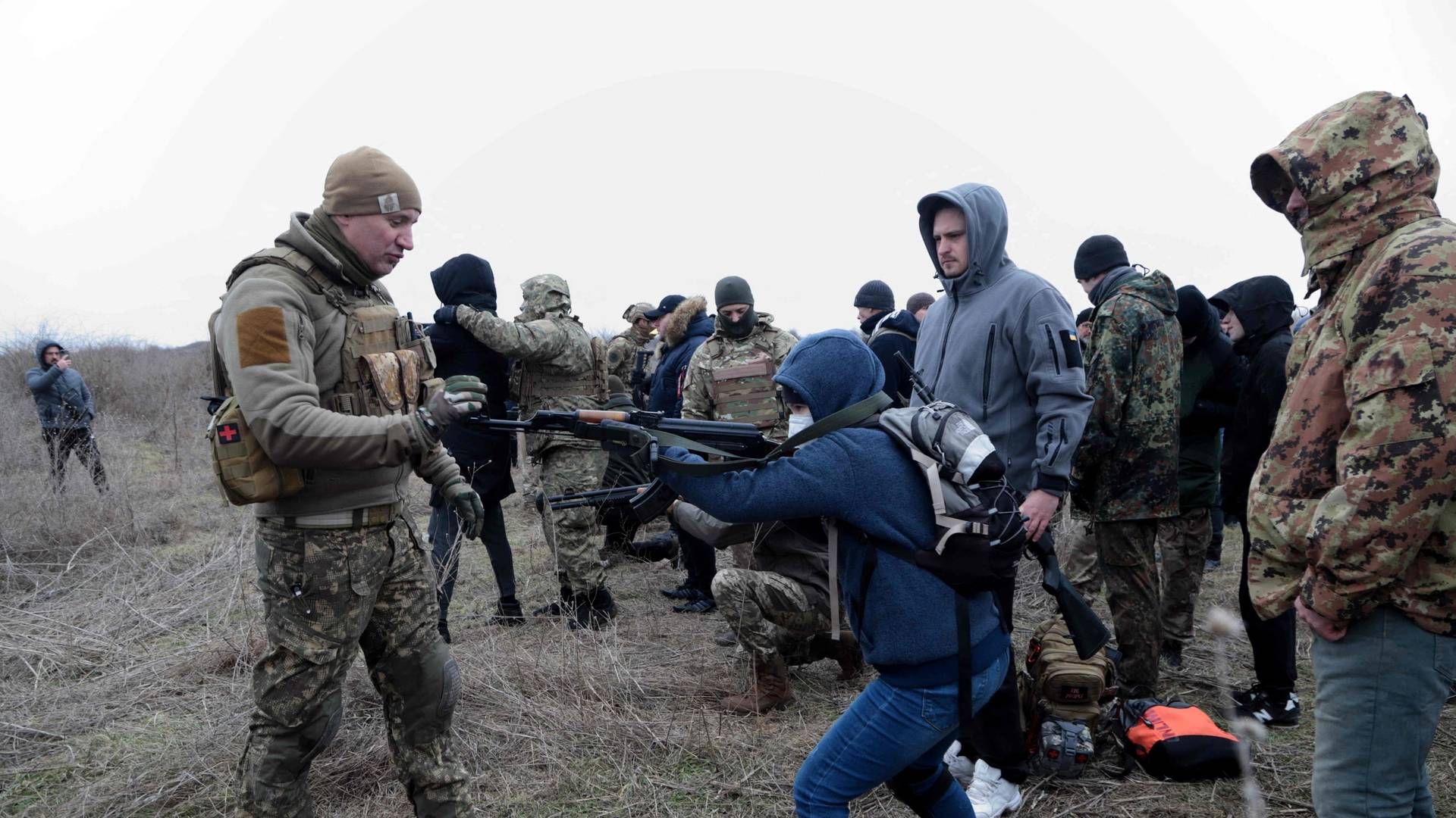 Ukrainsk militær underviser civile borgere i selvforsvar, hvis Rusland skulle invadere landet. Træningen foregik ud for Odessa i februar 2022. | Foto: OLEKSANDR GIMANOV/AFP / AFP