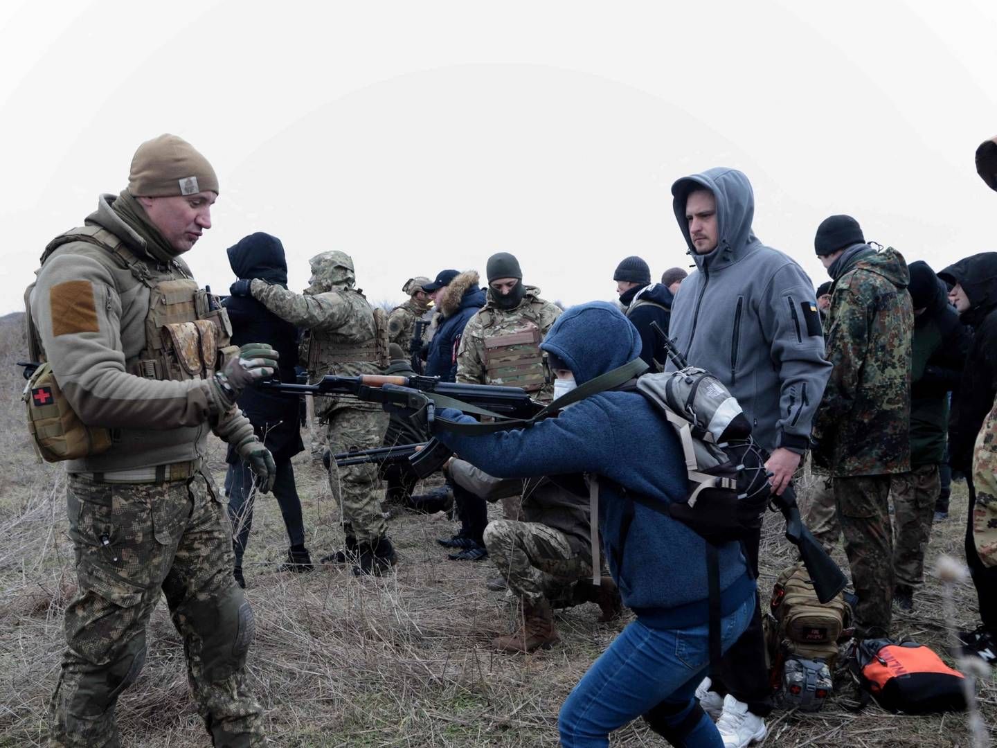 Ukrainsk militær underviser civile borgere i selvforsvar, hvis Rusland skulle invadere landet. Træningen foregik ud for Odessa i februar 2022. | Foto: OLEKSANDR GIMANOV/AFP / AFP