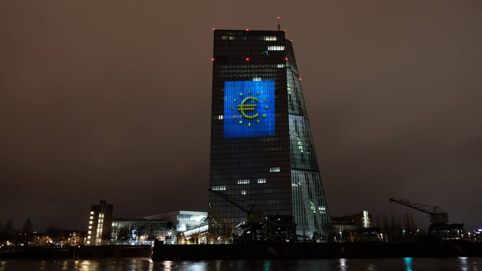 Das Euro-Zeichen auf der Fassde der EZB | Foto: picture alliance/dpa | Arne Dedert