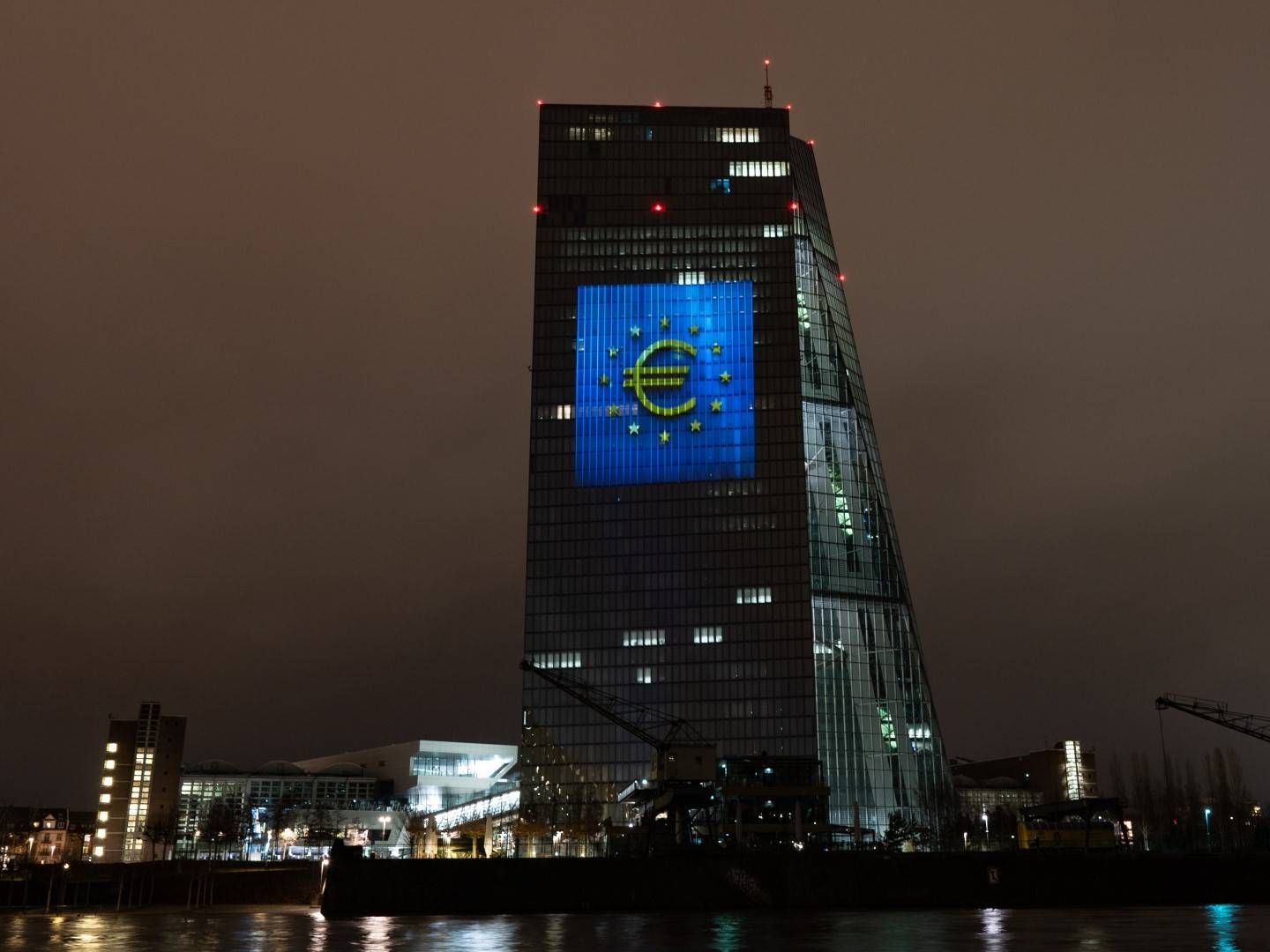 Das Euro-Zeichen auf der Fassde der EZB | Foto: picture alliance/dpa | Arne Dedert