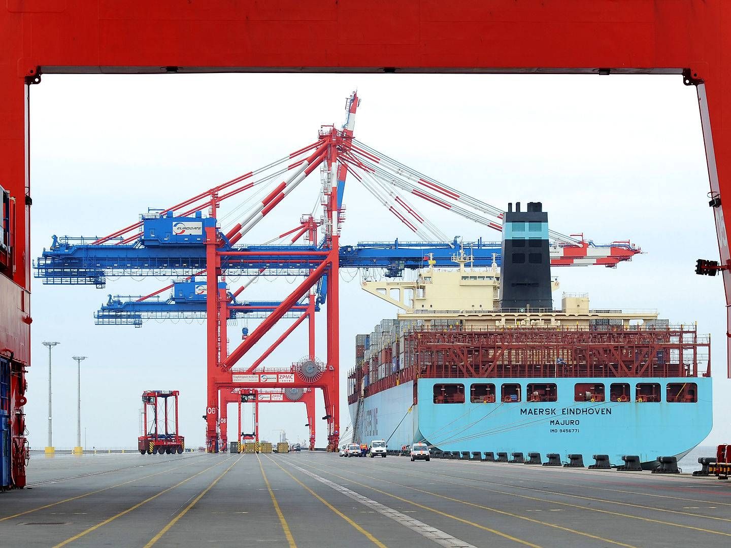 Containerskibet Maersk Eindhoven, der her ligger til kaj i Jade Weser Port i Wilhelmshaven i 2015, tabte i februar 2021 235 containere i havet. | Foto: Ingo Wagner/AP/Ritzau Scanpix