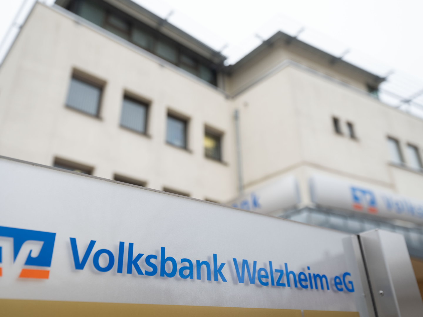 Das Logo der Volksbank Welzheim ist auf einem Schild vor dem Sitz der Genossenschaftsbank im Ortskern zu sehen. | Foto: picture alliance/dpa | Marijan Murat