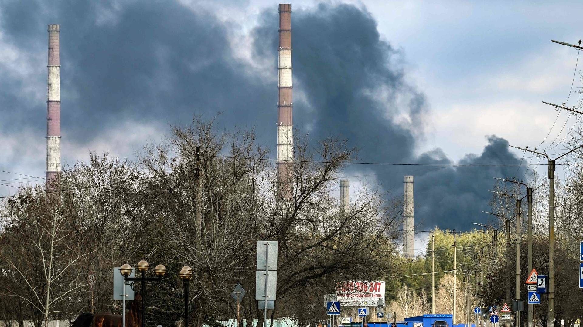 Røg fra beskudt kraftværk nær Lugansk i Ukraine tirdag. | Foto: ARIS MESSINIS/AFP / AFP