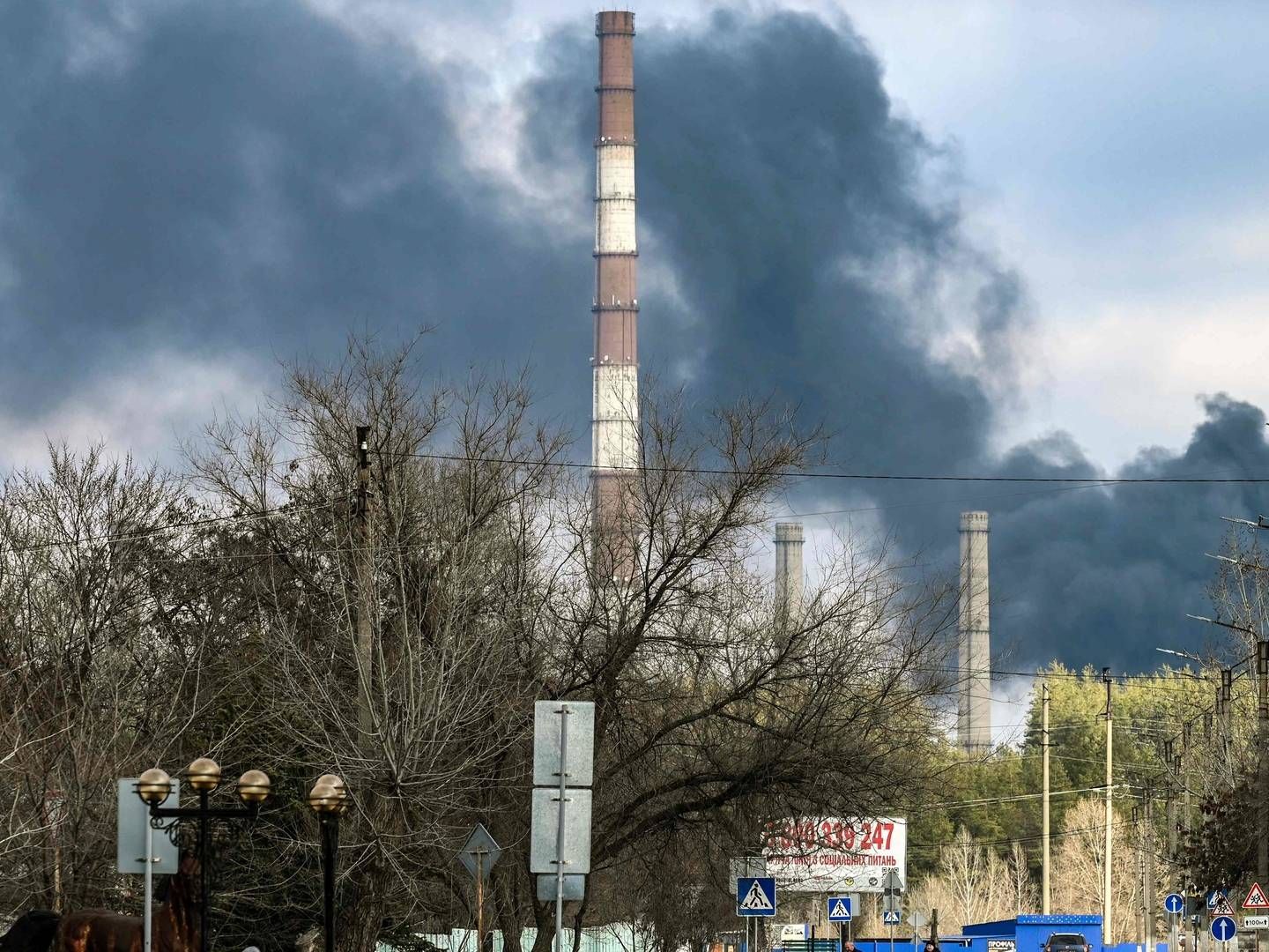 Røg fra beskudt kraftværk nær Lugansk i Ukraine tirdag. | Foto: ARIS MESSINIS/AFP / AFP