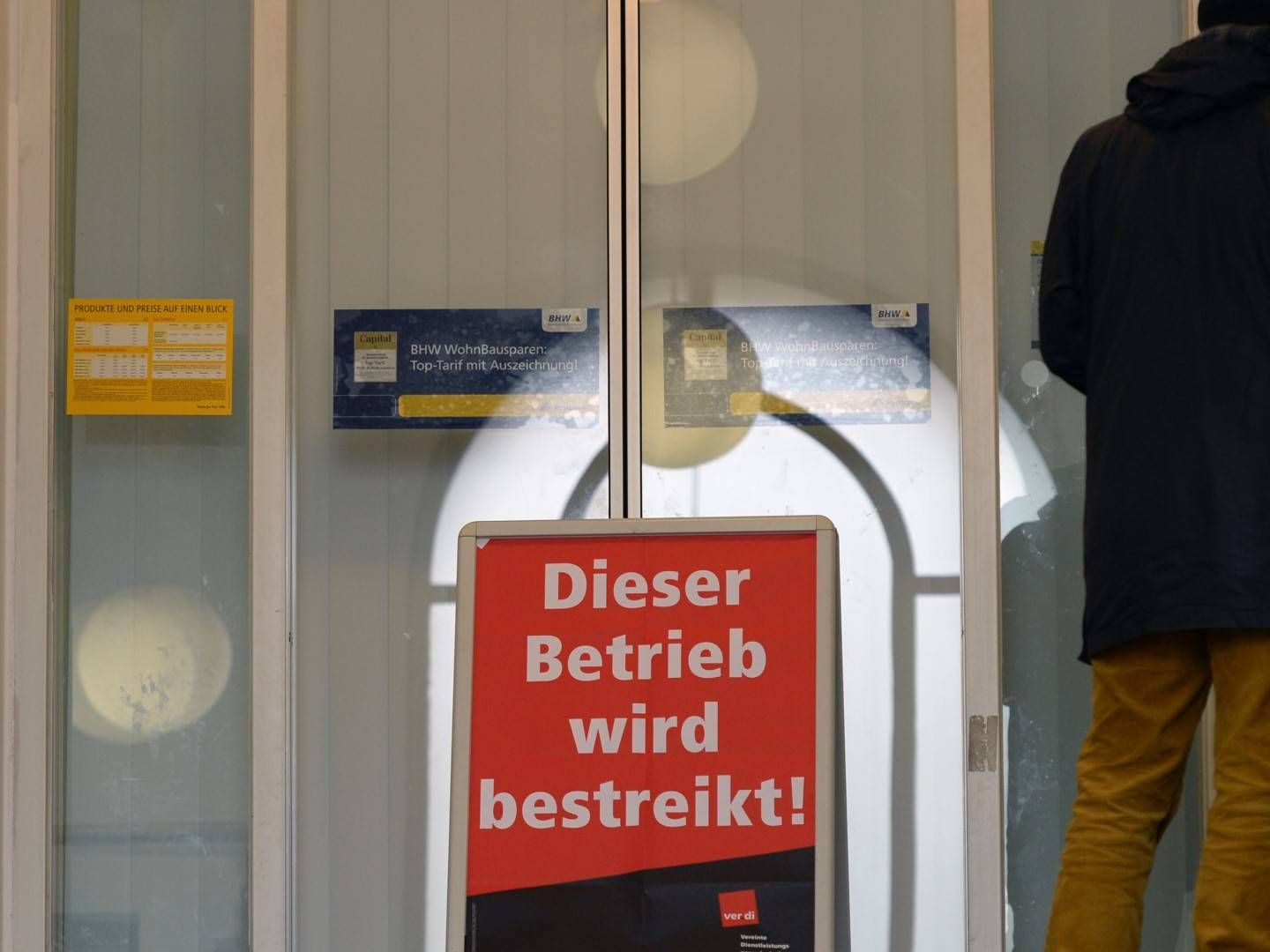 Eine bestreikte Postbank-Filiale. (Symbolbild) | Foto: picture alliance / dpa | Ralf Hirschberger