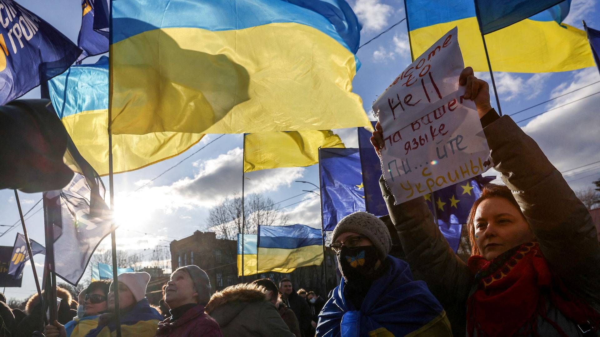 Ukrainere med ukrainske flag og EU-flag protesterer uden for den russiske ambassade i Kiev efter Ruslands anerkendelse af to udbryderregioner i Ukraine. | Foto: Umit Bektas/Reuters/Ritzau Scanpix