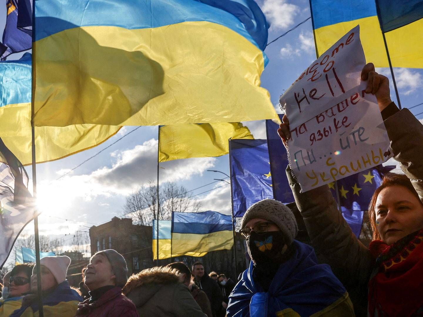 Ukrainere med ukrainske flag og EU-flag protesterer uden for den russiske ambassade i Kiev efter Ruslands anerkendelse af to udbryderregioner i Ukraine. | Foto: Umit Bektas/Reuters/Ritzau Scanpix