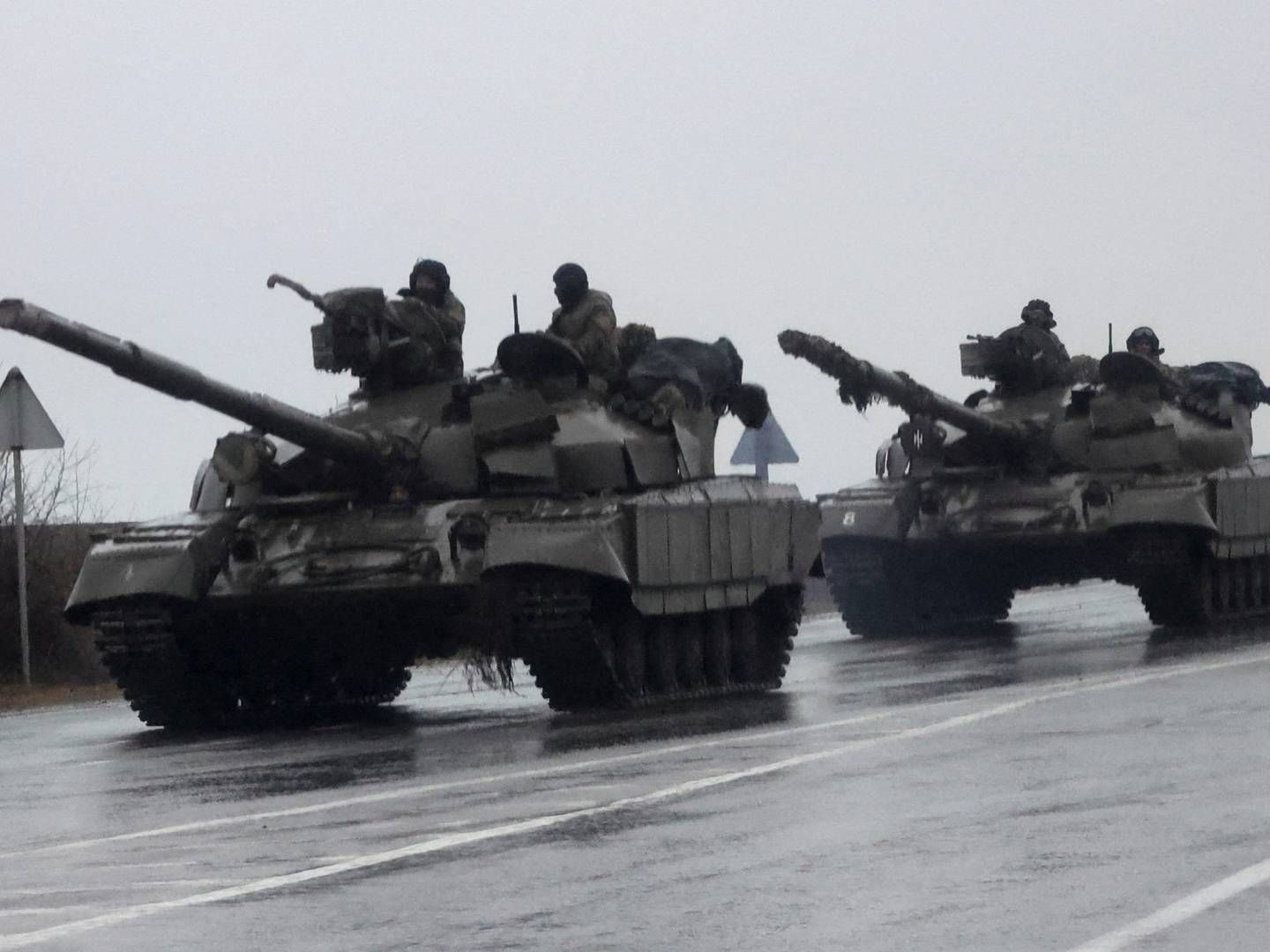 Russiske tanks på vej ind i den ukrainske havneby Mariupol 24. februar 2022. | Foto: CARLOS BARRIA/REUTERS / X90035