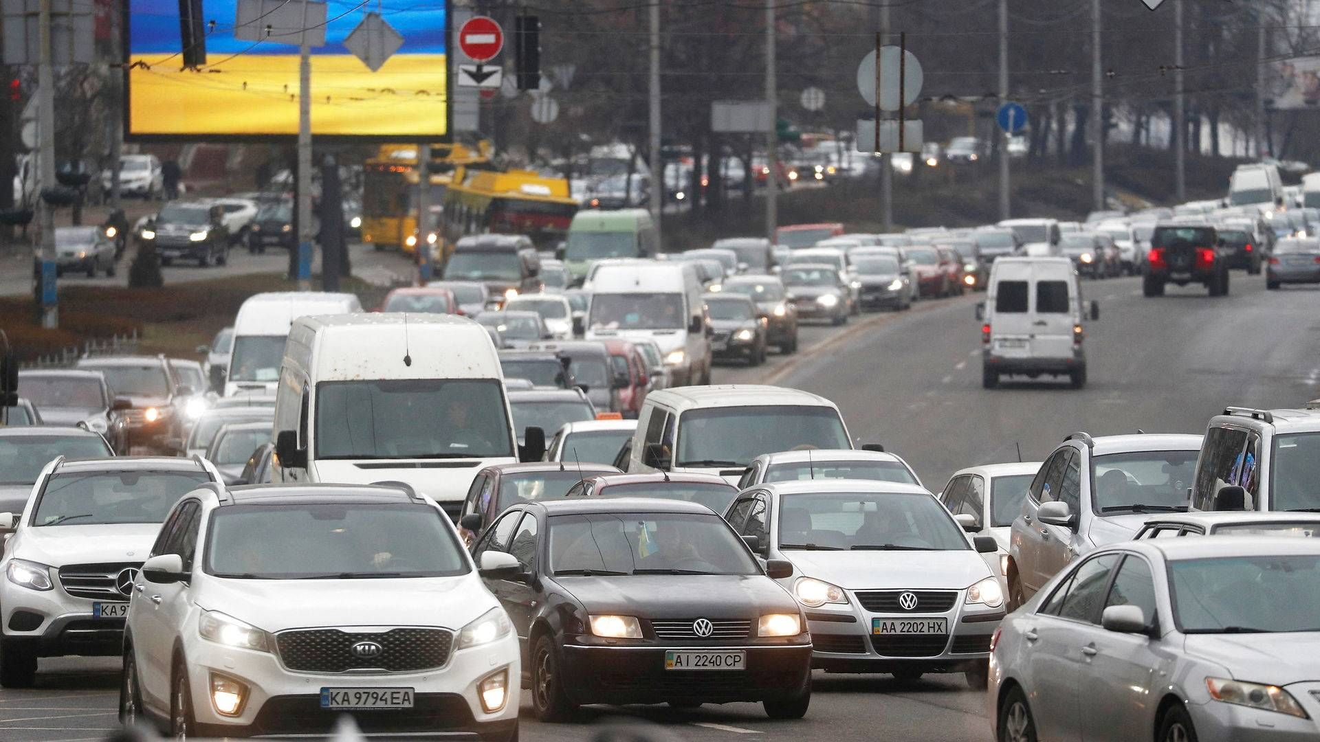 Efter Ruslands angreb mod Ukraine var der torsdag morgen lange bilkøer på vejene, der fører ud af landets hovedstad Kiev. | Foto: Valentyn Ogirenko/Reuters/Ritzau Scanpix