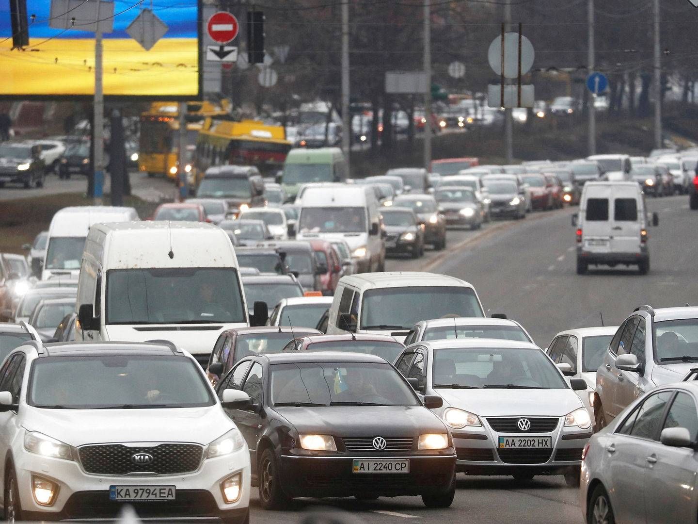 Efter Ruslands angreb mod Ukraine var der torsdag morgen lange bilkøer på vejene, der fører ud af landets hovedstad Kiev. | Foto: Valentyn Ogirenko/Reuters/Ritzau Scanpix