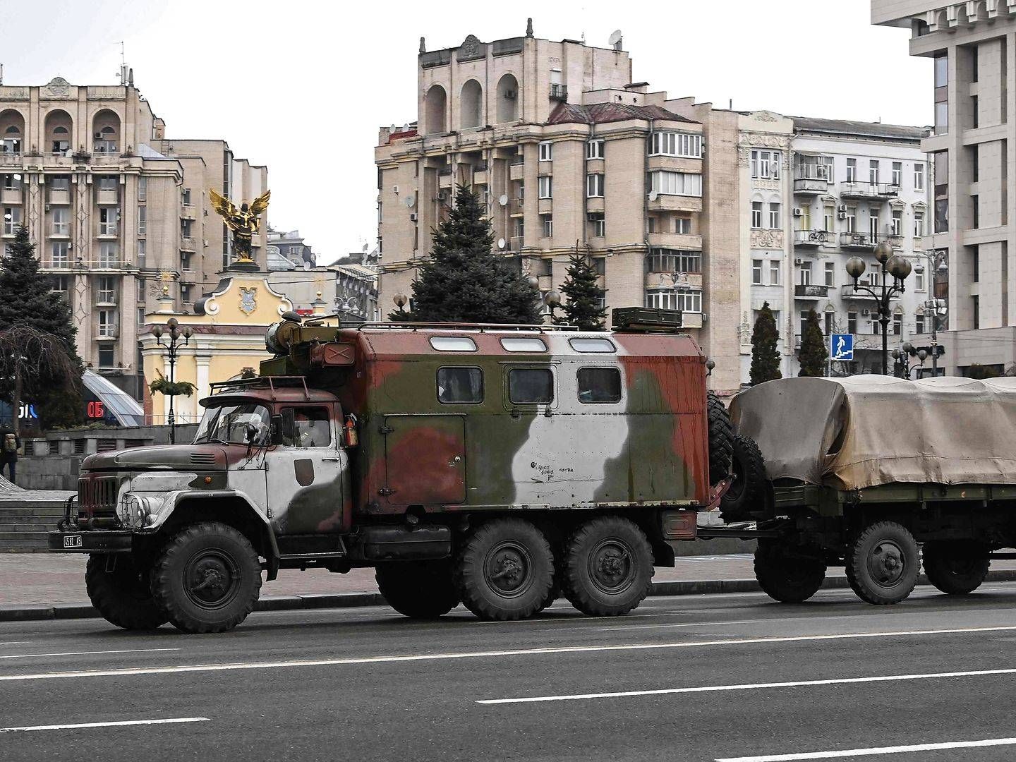 Militært køretøj kører gennem gaderne i Kiev om morgenen den 24. februar 2022. | Foto: Daniel Leal/AFP/Ritzau Scanpix