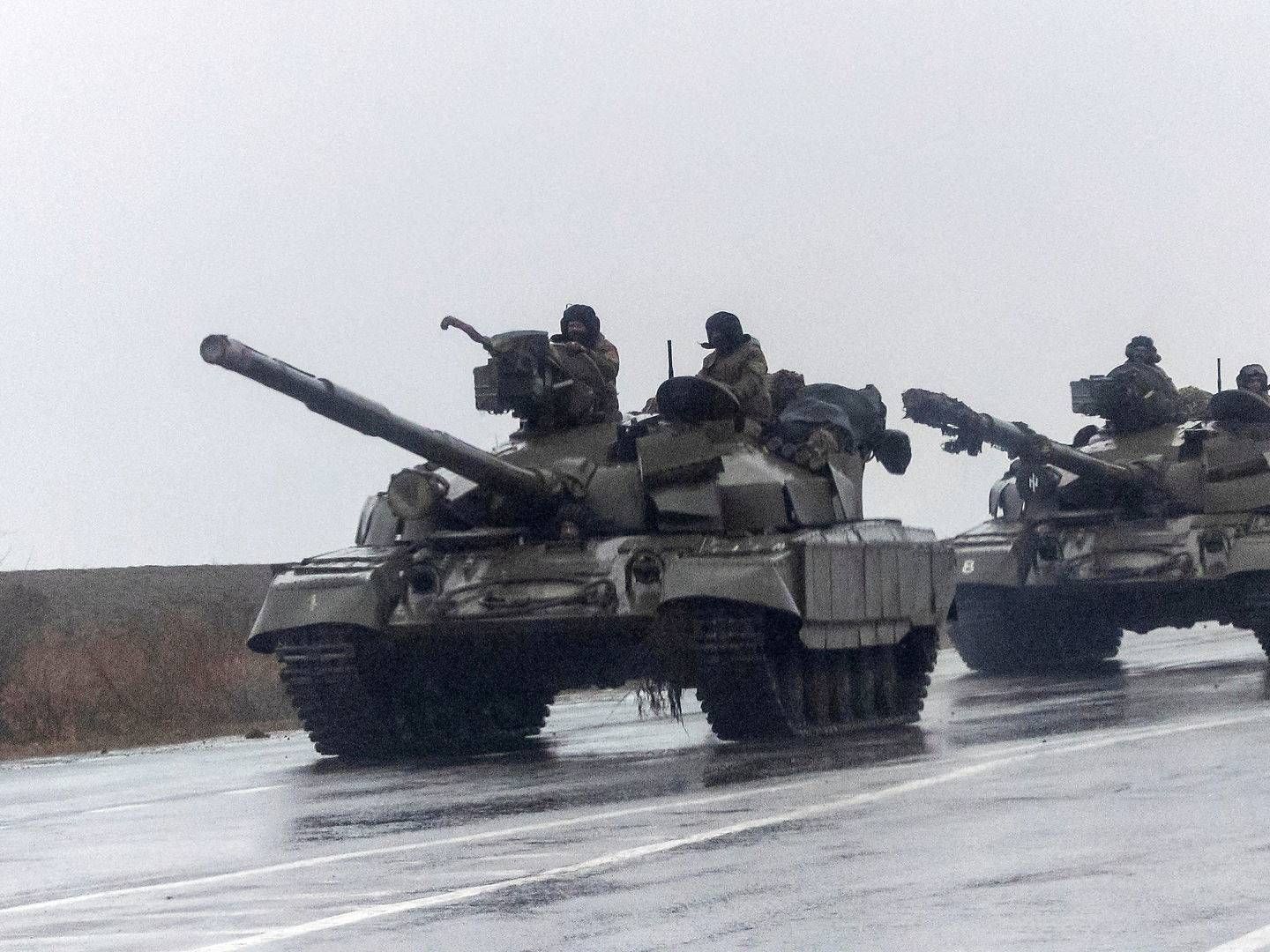 Den russiske præsident Vladimir Putin har beordret styrker ind i Ukraine. Her ses russiske kampvogne på vej ind i den østukrainske by Mariupoll | Foto: Carlos Barria/Reuters/Ritzau Scanpix/REUTERS / X90035