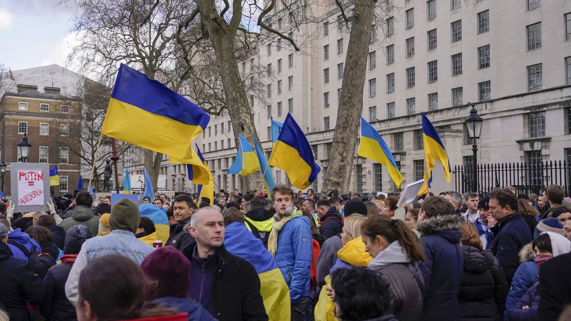 Demonstranter har torsdag samlet seg en rekke steder i Europa i solidaritet med Ukraina for å markere sin motstand mot Russlands angrep på nabolandet i vest, som her utenfor Downing Street i London. | Foto: Alberto Pezzali / AP Photo