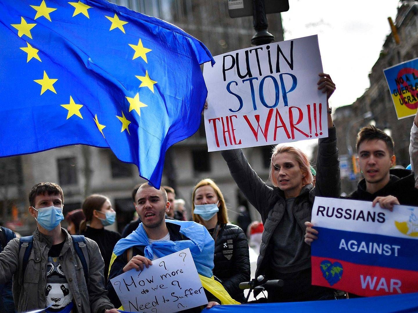 Flere byer verden over har vist sympati med Ukraine ved at demonstrere for fred. Her er flere stimlet sammen foran EU-kommissionens lokale kontor i Barcelona, Spanien. | Foto: Pau Barrena/AFP/Ritzau Scanpix