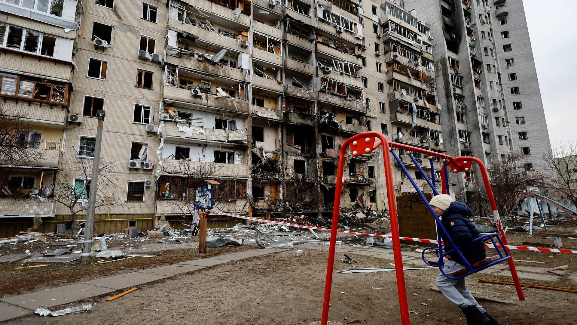 Krigen har allerede haft konsekvenser for lokalbefolkningen i Ukraine. Her er det en bygning i hovedstaden Kiev, der er blevet ramt af et russisk missil. | Foto: UMIT BEKTAS/REUTERS / X90076