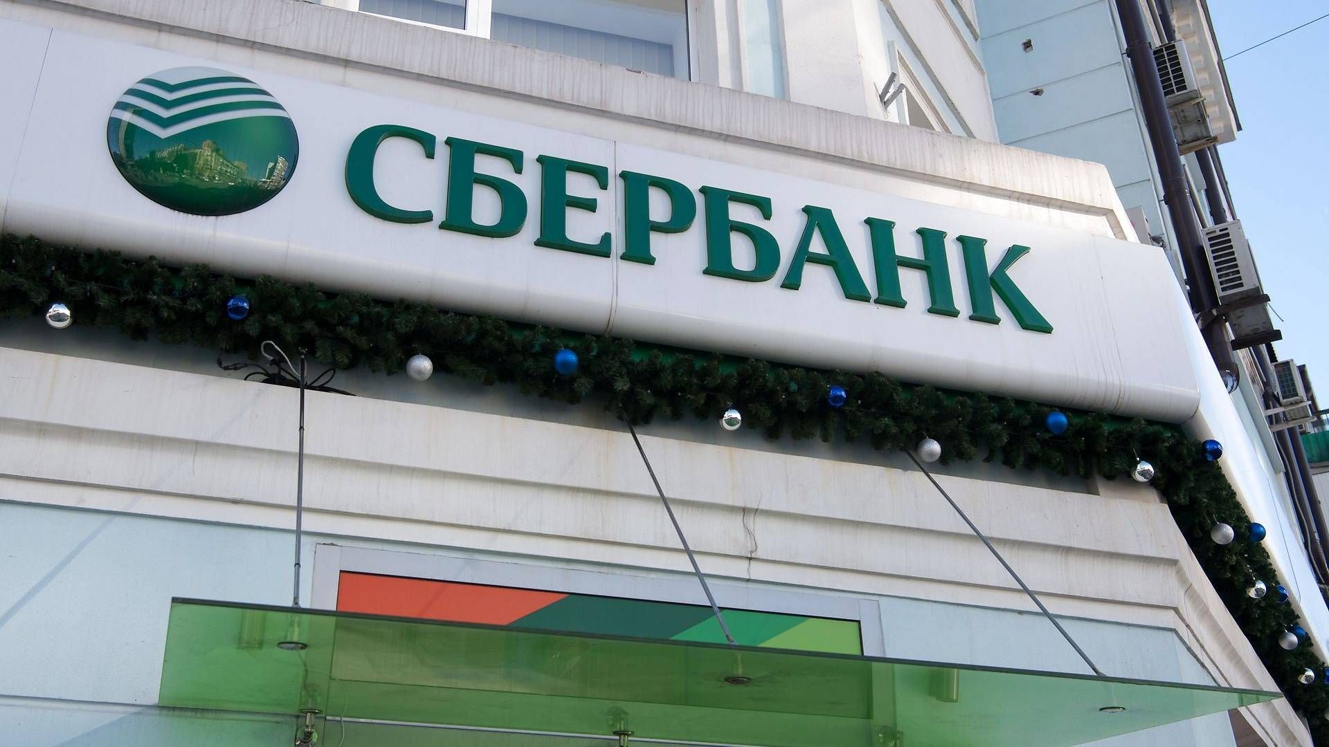 Ruslands største bank, Sberbank, bliver ramt af sanktioner.