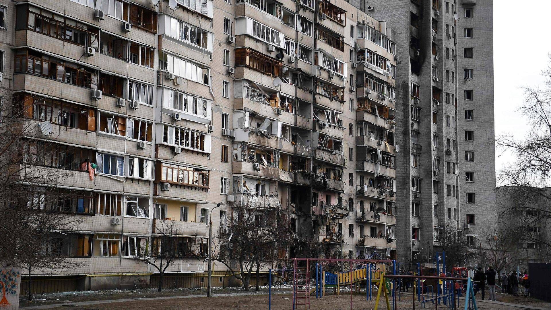 Et generelt billede af en beskadiget boligbygning ved Koshytsa Street, i en forstad til den ukrainske hovedstad Kiev, hvor en militærgranat angiveligt ramte, den 25. februar 2022 | Foto: Daniel Leal/AFP/Ritzau Scanpix