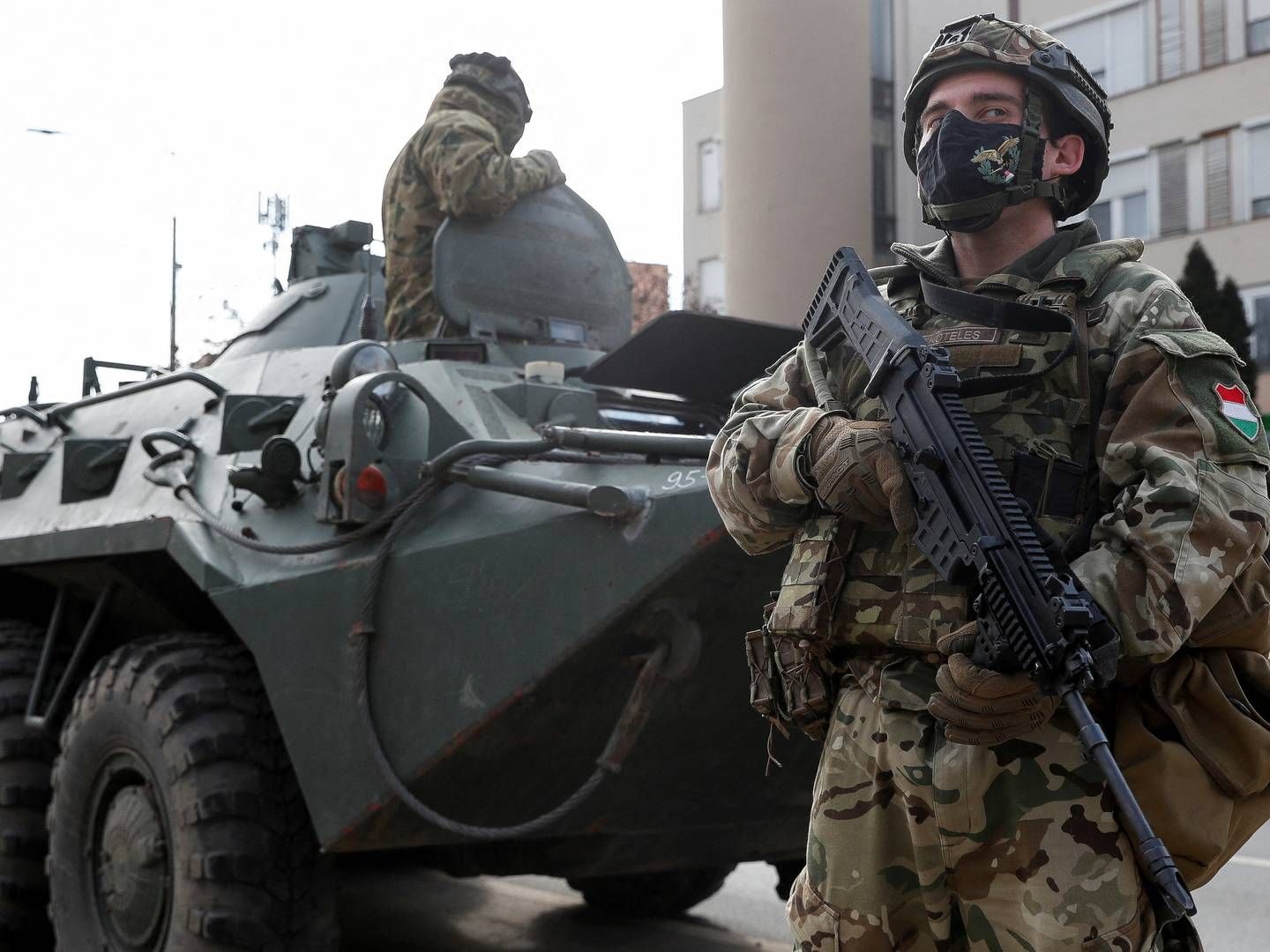 Hungarian army members stand guard as people flee from Ukraine to Hungary, after Russia launched a massive military operation against Ukraine, in Vasarosnameny, Hungary, February 25, 2022. REUTERS/Bernadett Szabo | Photo: BERNADETT SZABO/REUTERS / X02784