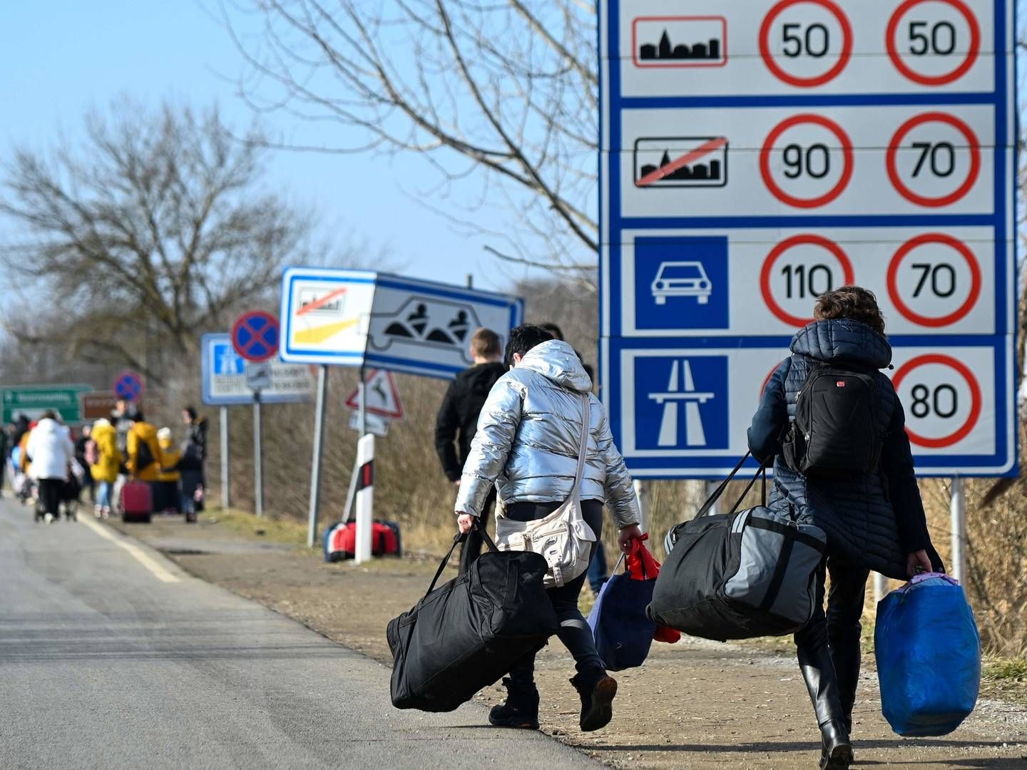 Den russiske invasion har sendt ukrainere i tusindtal på flugt - her ind i Ungarn. | Foto: ATTILA KISBENEDEK/AFP / AFP