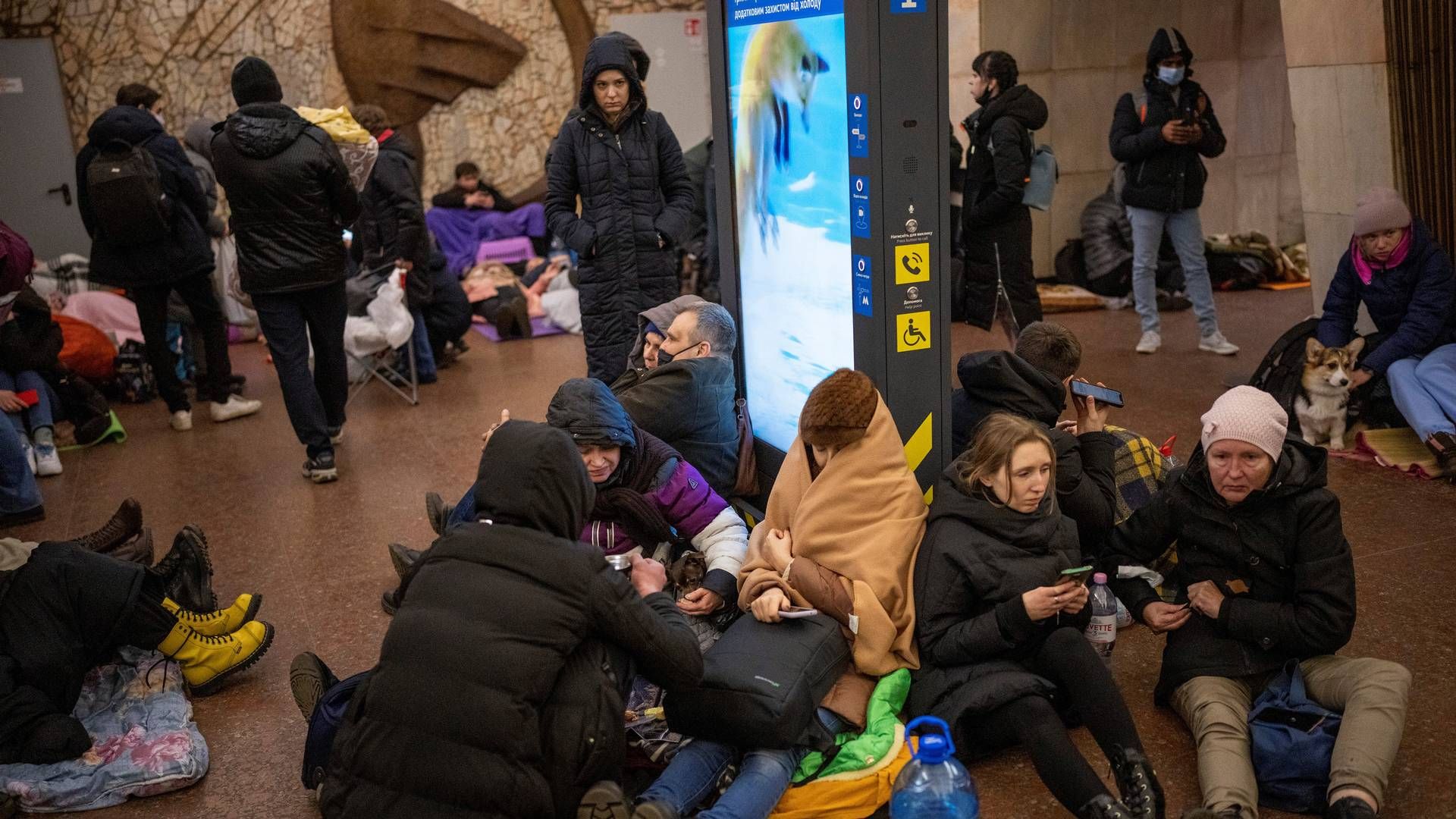 Folk i Kyiv bruker t-bane- og togstasjoner som bomberom under angrepet fra Russland. | Foto: AP Photo/Emilio Morenatti.