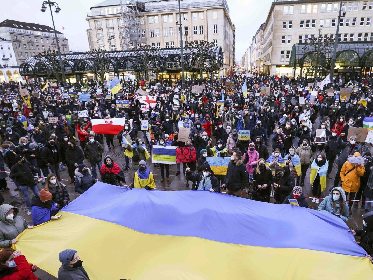 Demonstranter i den tyske storbyen Hamburg viser sin sympati med Ukraina og motstand mot den russiske invasjonen. | Foto: Christian Charisius / DPA via AP