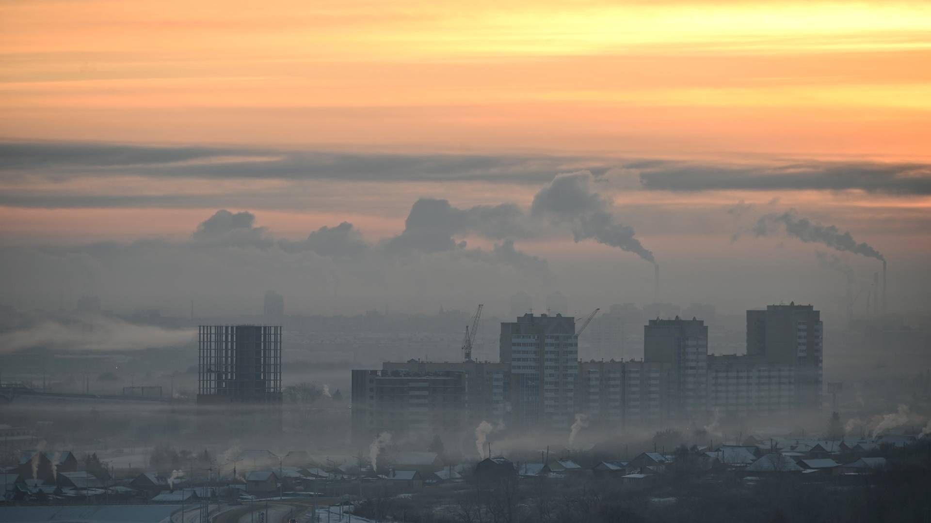 Gazprom Nefts olieraffinaderi i Omsk ses i baggrunden. Nu får de svært ved at eksportere til EU. | Foto: Alexey Malgavko/REUTERS / X07091
