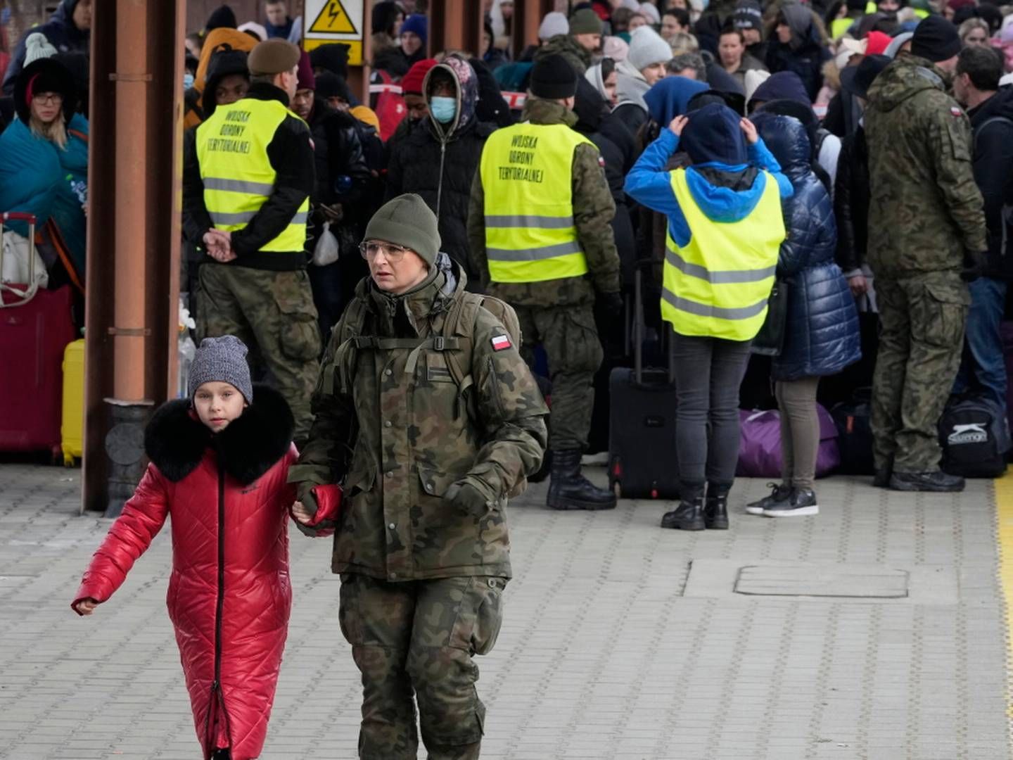 FLYKTER FRA UKRAINA: Hundretusenen flykter fra krigen, her fra jernbanestasjonen i Przemy i Polen. | Foto: AP Photo/Czarek Sokolowski