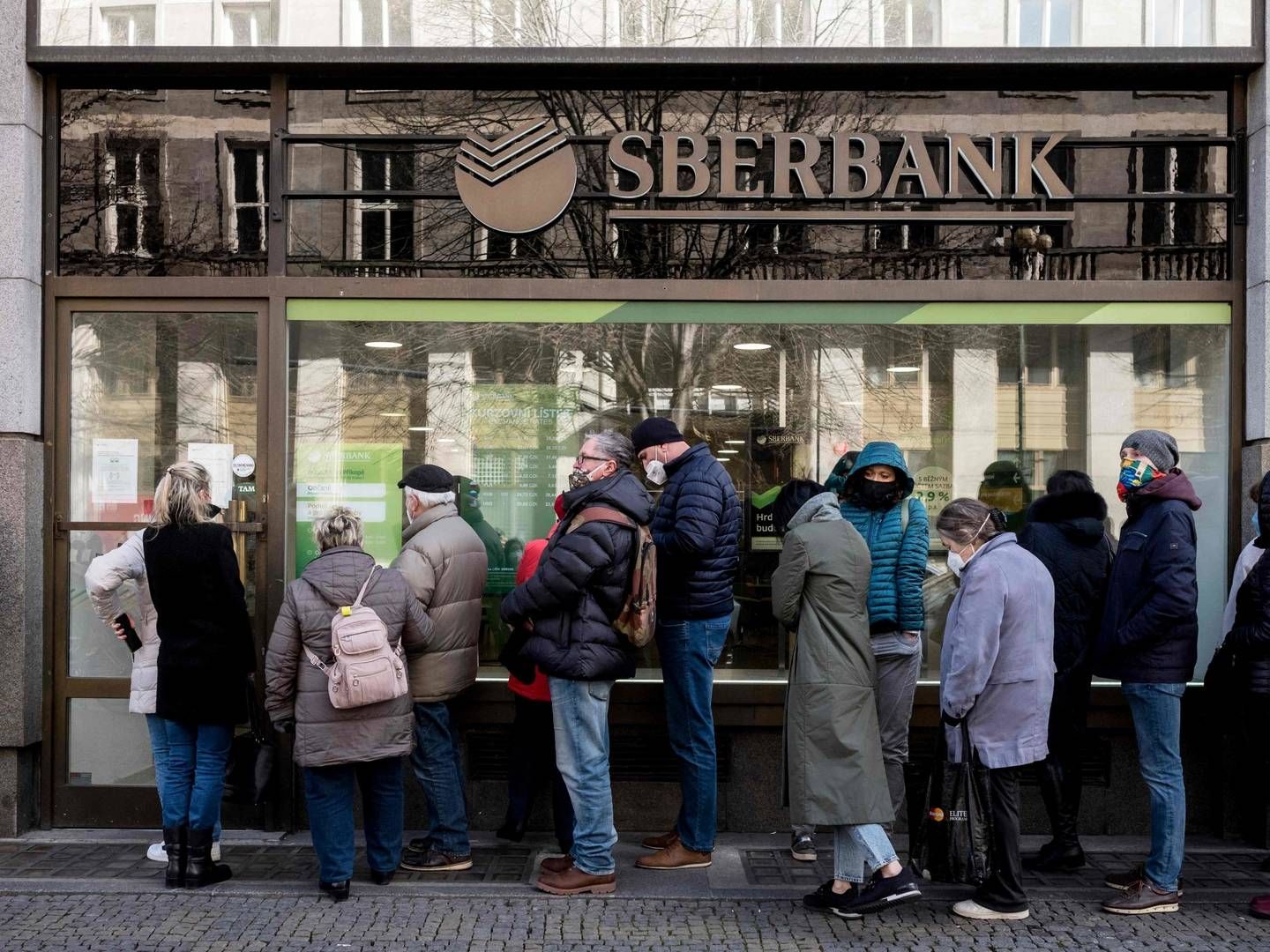 Kunder står i kø for at hæve deres penge fra Sberbank i Tjekkiet. | Foto: MICHAL CIZEK/AFP / AFP