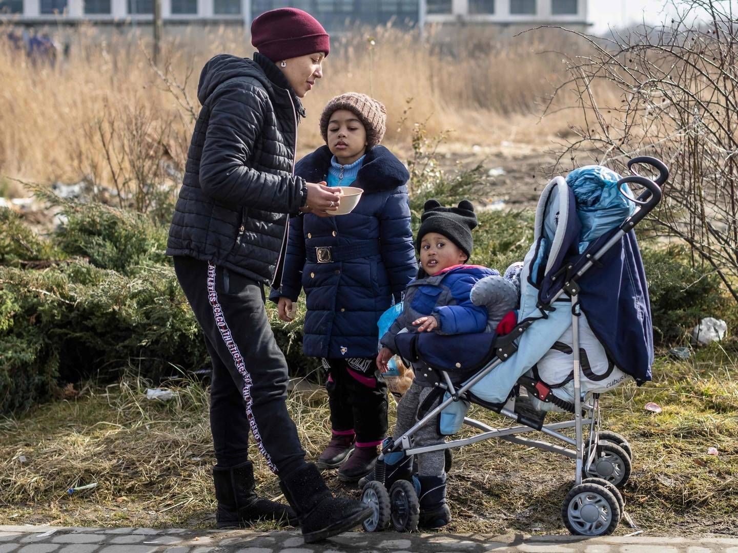 Ukrainske flygtninge som Victoria og hendes to børn nåede søndag til det østlige Polen. | Foto: AFP Wojtek Radwanski / AFP / Ritzau Scanpix