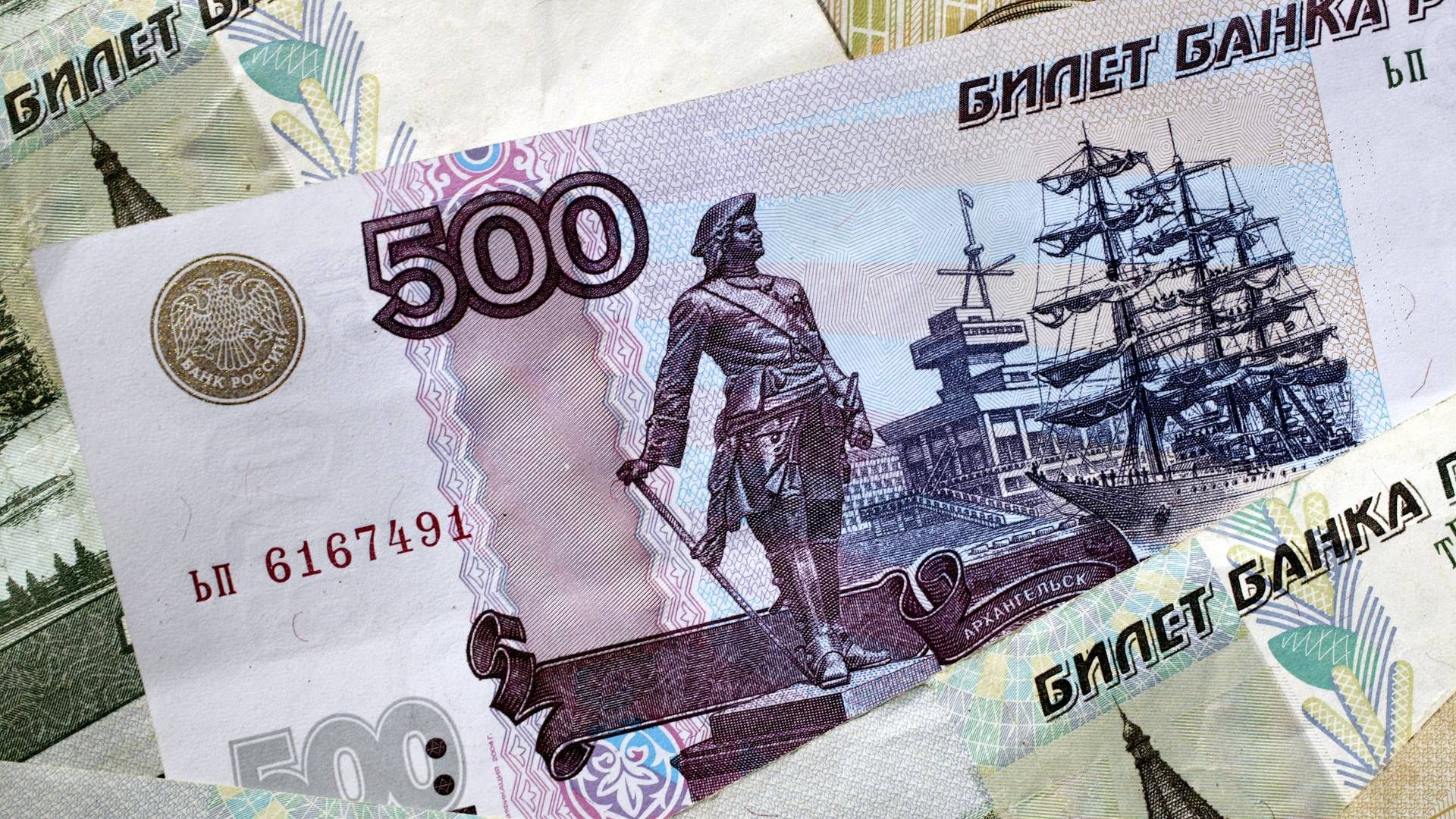 Den russiske rubel faldt natten til mandag med op mod 40 procent i forhold til dollaren. | Foto: Jacob Ehrbahn/pxjePenge05.jpg