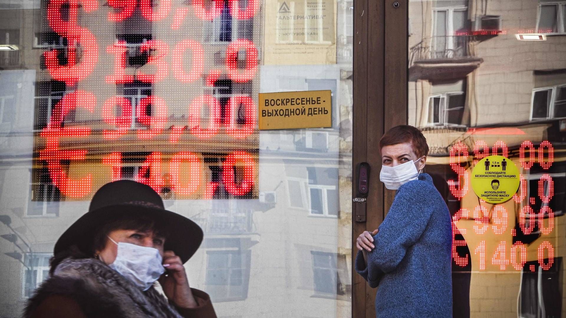 People walk past a currency exchange office in central Moscow on February 28, 2022. - The Russian ruble collapsed against the dollar and the euro on the Moscow Stock Exchange on February 28 as the West punished Moscow with harsh new sanctions over the Kremlin's invasion of Ukraine. The ruble fell sharply at the start of currency trading, reaching 100.96 to the dollar, compared to 83.5 on Wednesday, the day before the invasion of Ukraine, and 113.52 to the euro, compared to 93.5 before the assault. (Photo by Alexander NEMENOV / AFP) | Photo: ALEXANDER NEMENOV/AFP / AFP