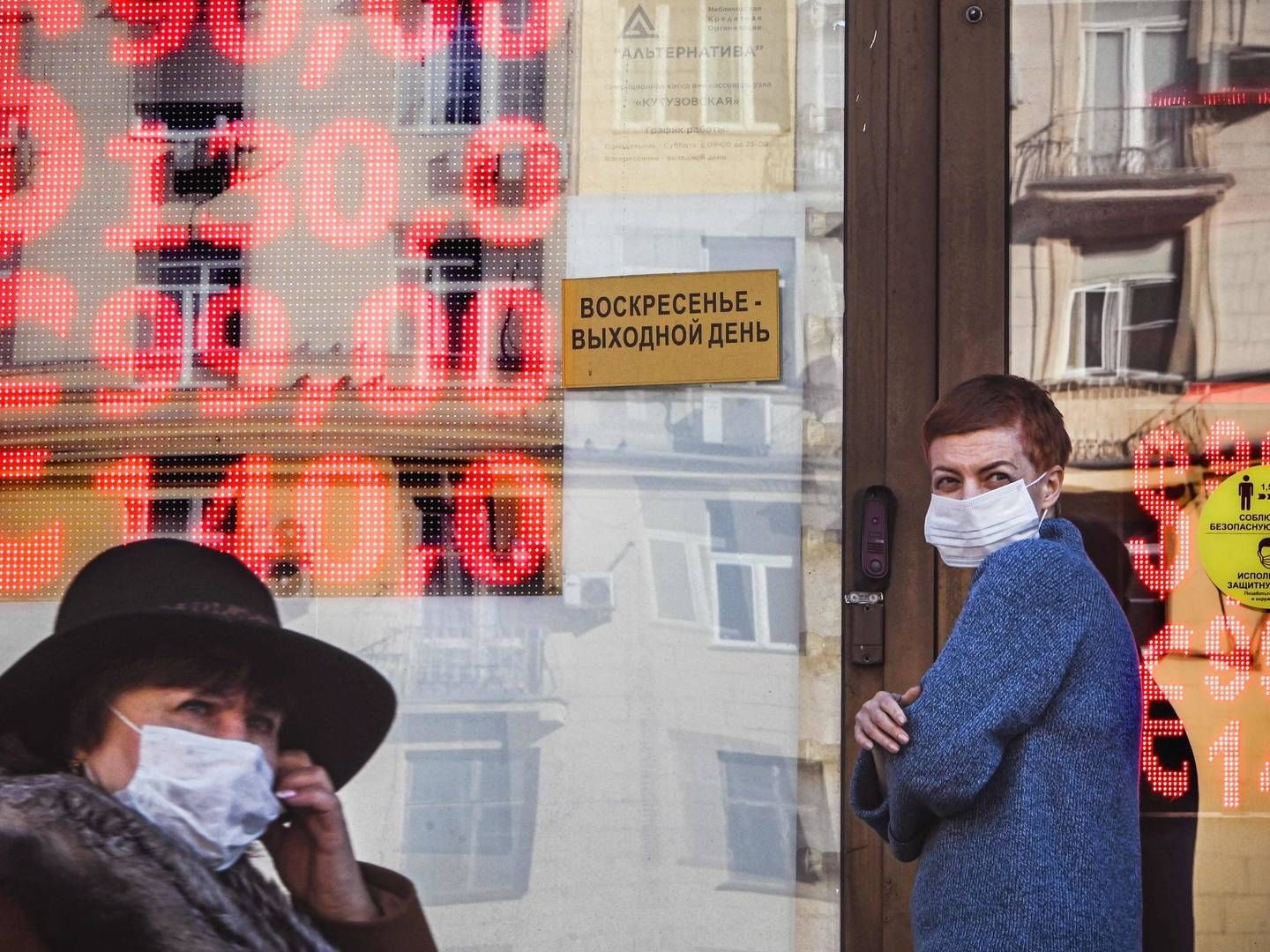 People walk past a currency exchange office in central Moscow on February 28, 2022. - The Russian ruble collapsed against the dollar and the euro on the Moscow Stock Exchange on February 28 as the West punished Moscow with harsh new sanctions over the Kremlin's invasion of Ukraine. The ruble fell sharply at the start of currency trading, reaching 100.96 to the dollar, compared to 83.5 on Wednesday, the day before the invasion of Ukraine, and 113.52 to the euro, compared to 93.5 before the assault. (Photo by Alexander NEMENOV / AFP) | Photo: ALEXANDER NEMENOV/AFP / AFP