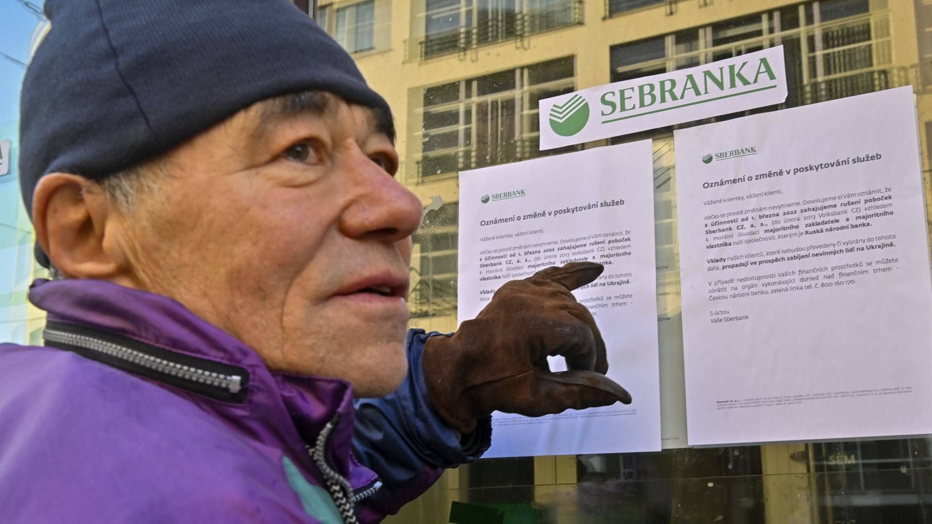 Ein tschechischer Kunde vor einer geschlossenen Sberbank-Filiale. | Foto: picture alliance/dpa/CTK | Vit Simanek