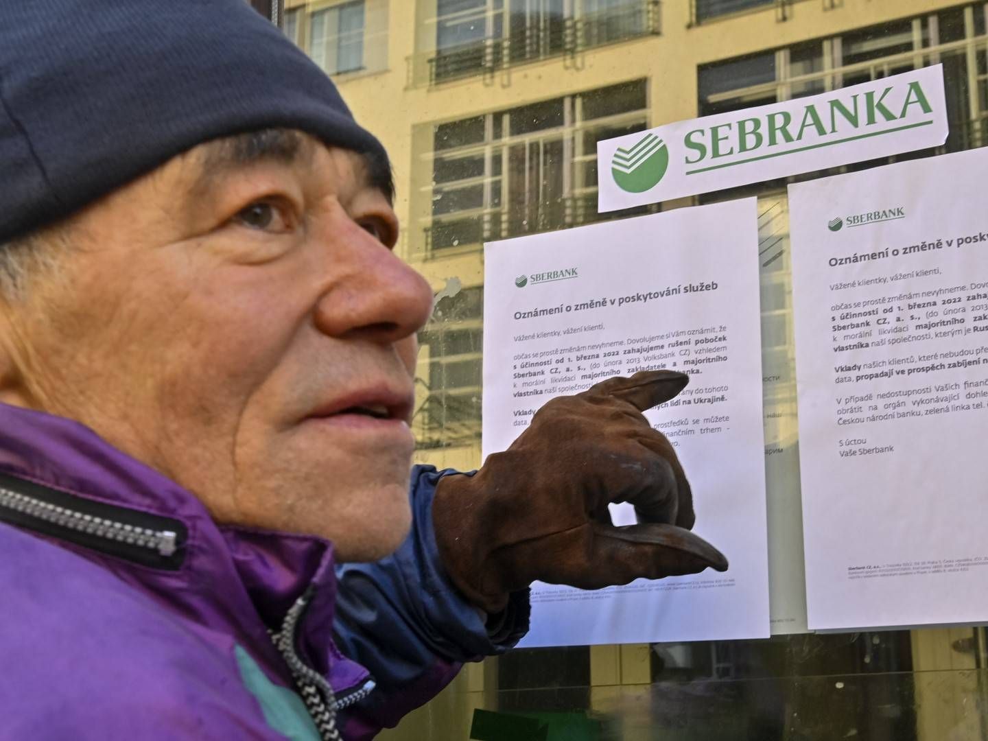 Ein tschechischer Kunde vor einer geschlossenen Sberbank-Filiale. | Foto: picture alliance/dpa/CTK | Vit Simanek