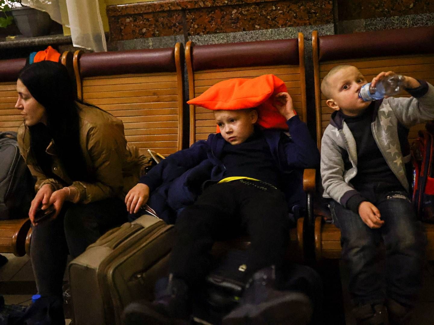 Den russiske invasion af Ukraine fortsætter, og en familie venter på togstationen i Lviv i håb om at komme på et tog til Polen. | Foto: Thomas Peter/REUTERS / X90176