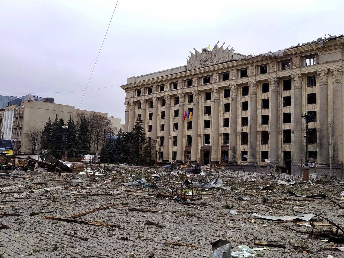 En af de mange konsekvenser af Ruslands invasion af Ukraine bliver formentlig udsættelse af renteforhøjelser. På billedet ses Kharkivs rådhus, efter at det er blevet ramt af russiske granater. | Foto: SERGEY BOBOK/AFP / AFP