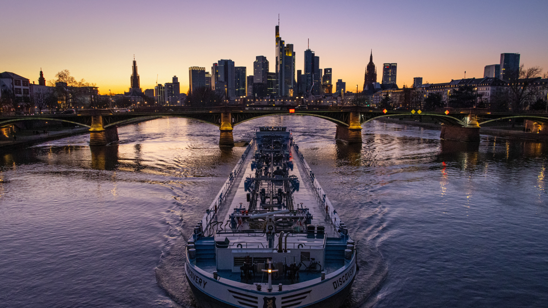 Blick auf Frankfurt mit dem Commerzbank-Tower (Mitte) | Foto: picture alliance / greatif | Florian Gaul